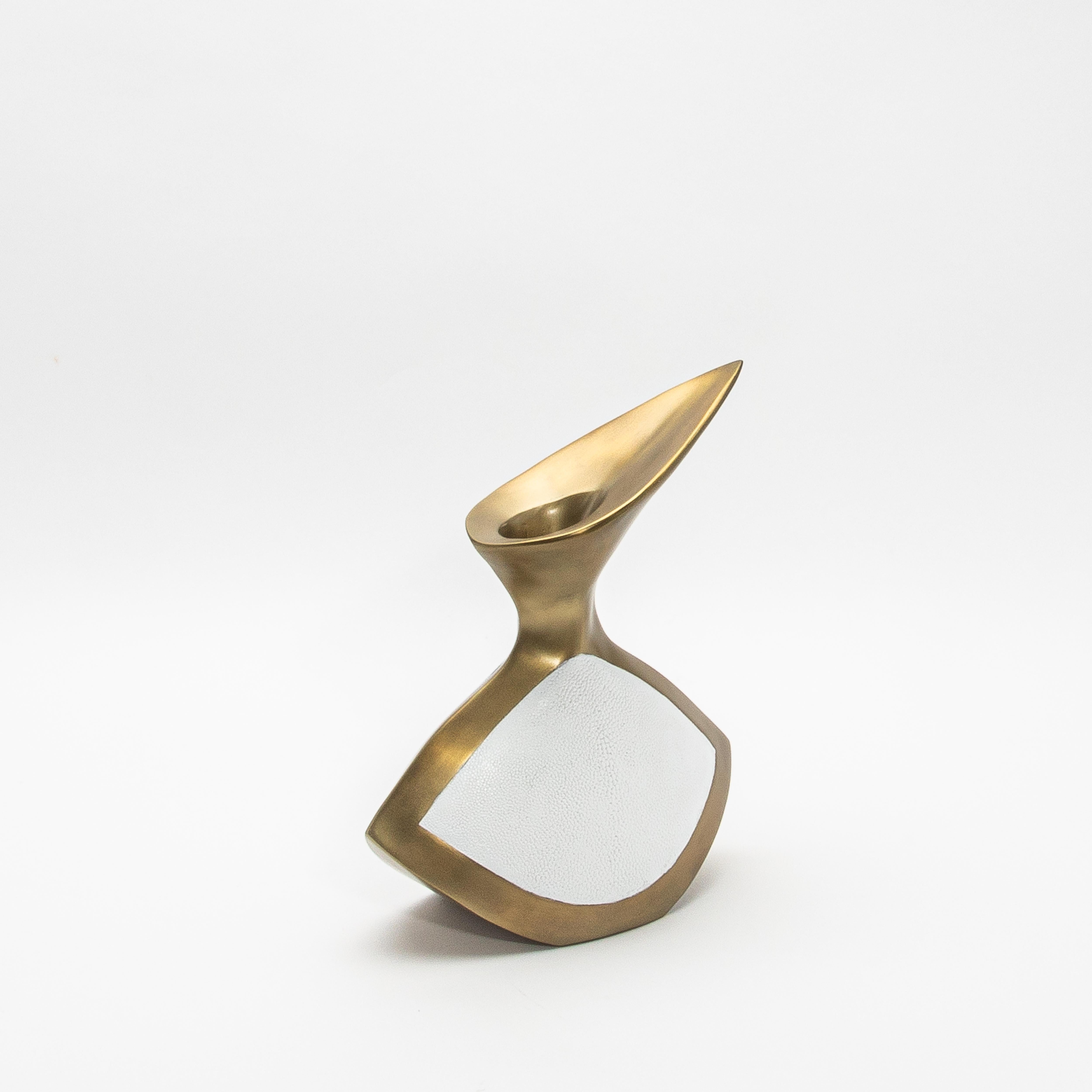 Il vaso Bird di R&Y Augousti è un capolavoro moderno che fonde forme organiche e materiali di lusso. Realizzata a mano in ottone patinato bronzo, la silhouette scultorea evoca l'eleganza di un uccello in volo, con il suo beccuccio allungato e le