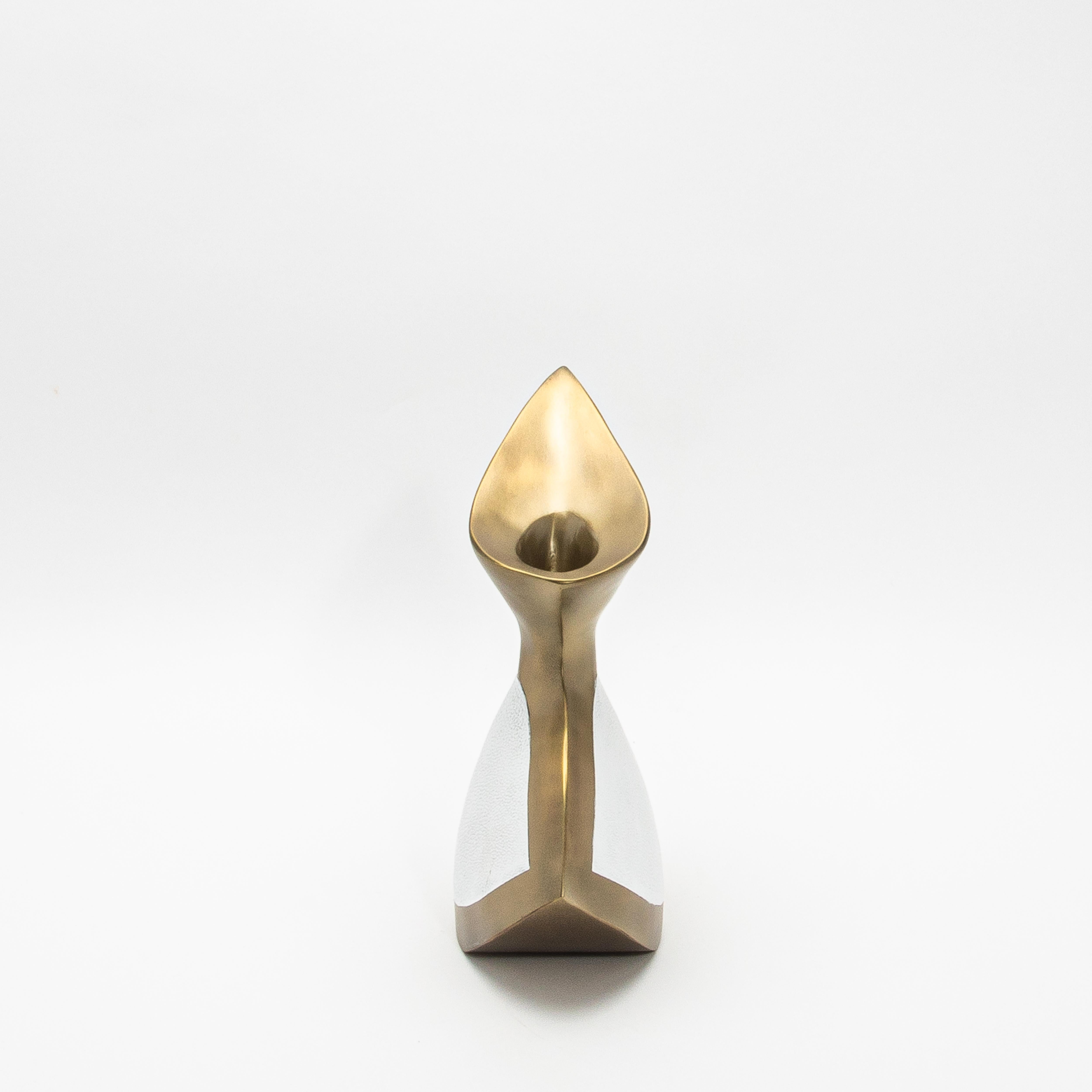 Art Déco Vaso scultoreo moderno in ottone patinato bronzo e zigrino di R&Y Augousti in vendita