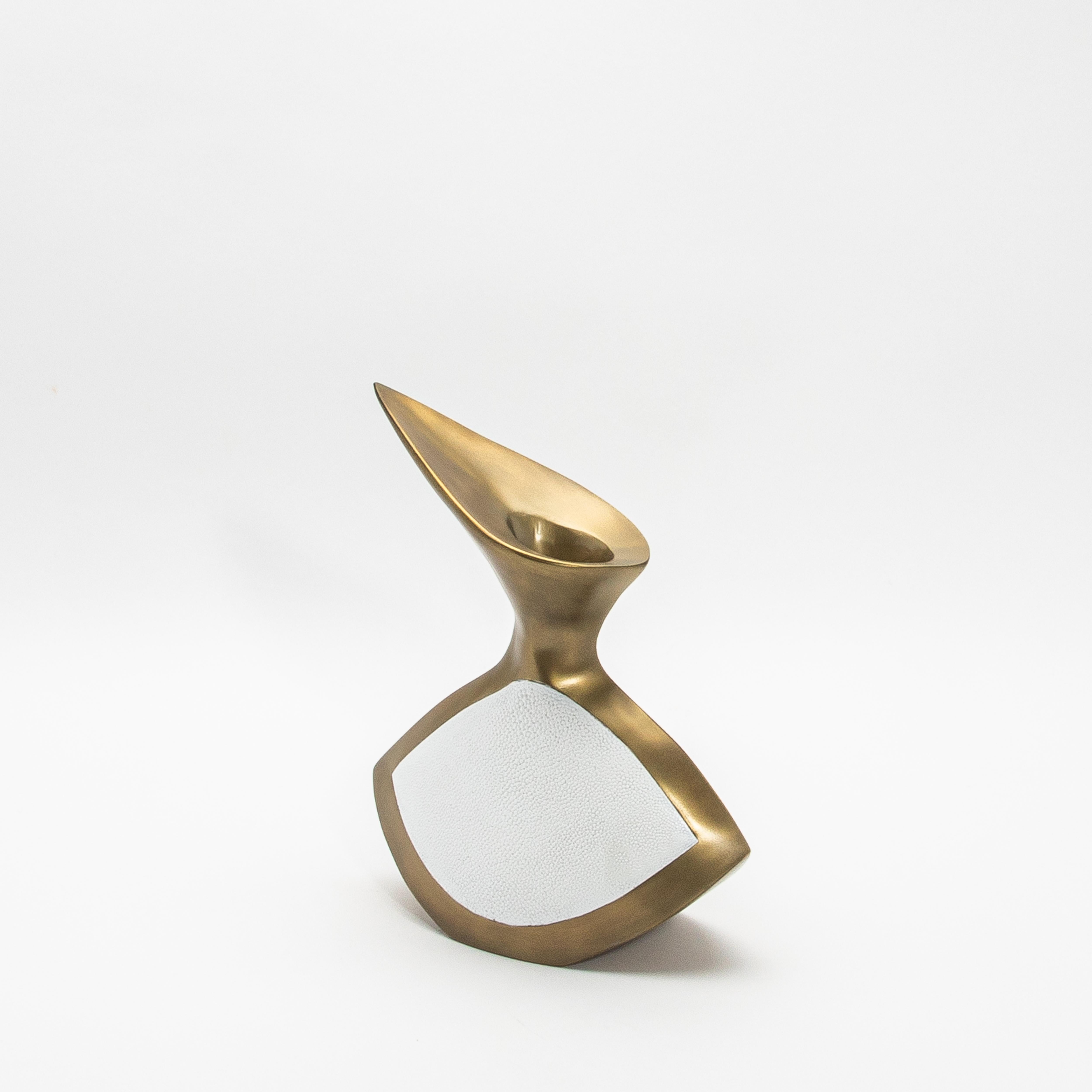 Filippino Vaso scultoreo moderno in ottone patinato bronzo e zigrino di R&Y Augousti in vendita