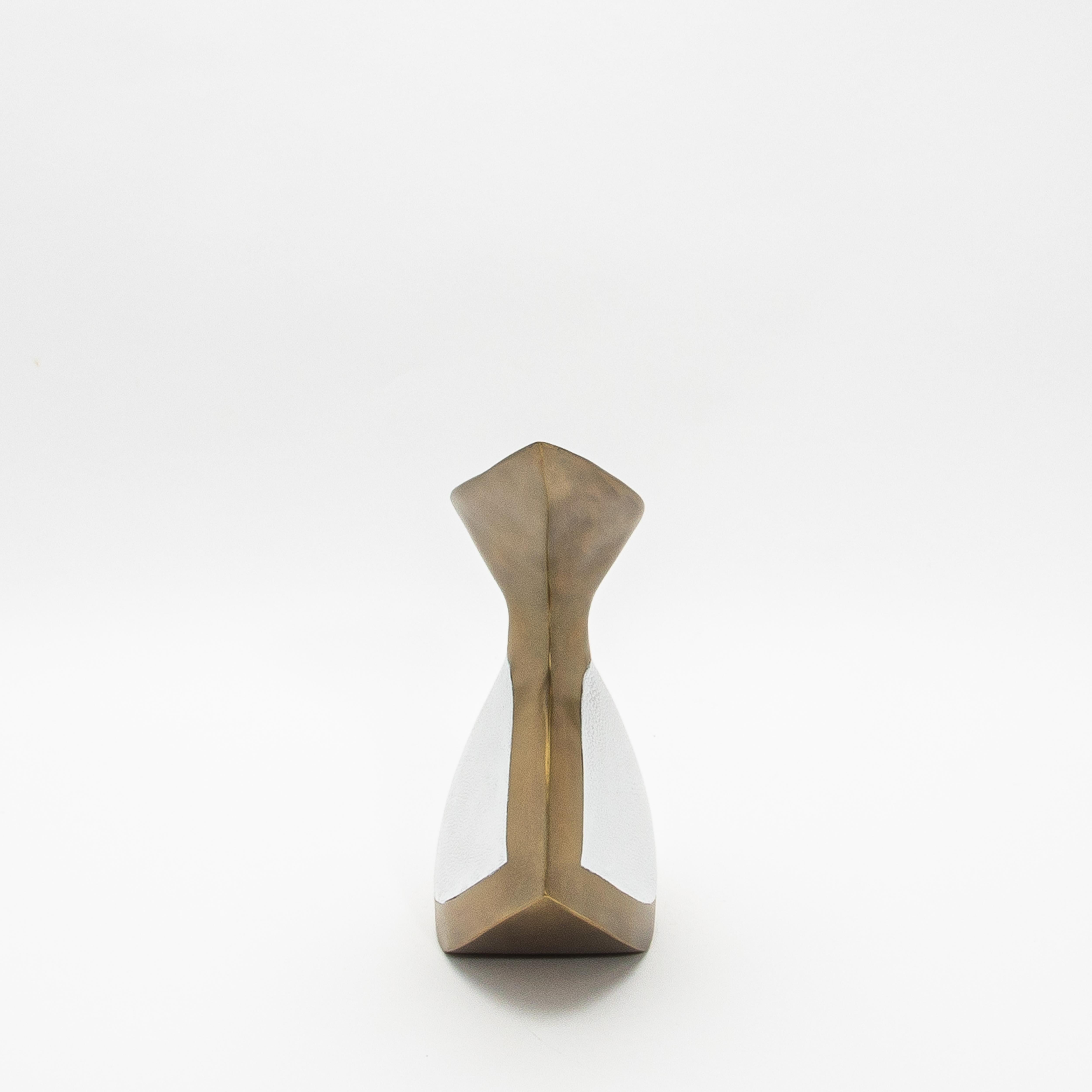 Fatto a mano Vaso scultoreo moderno in ottone patinato bronzo e zigrino di R&Y Augousti in vendita