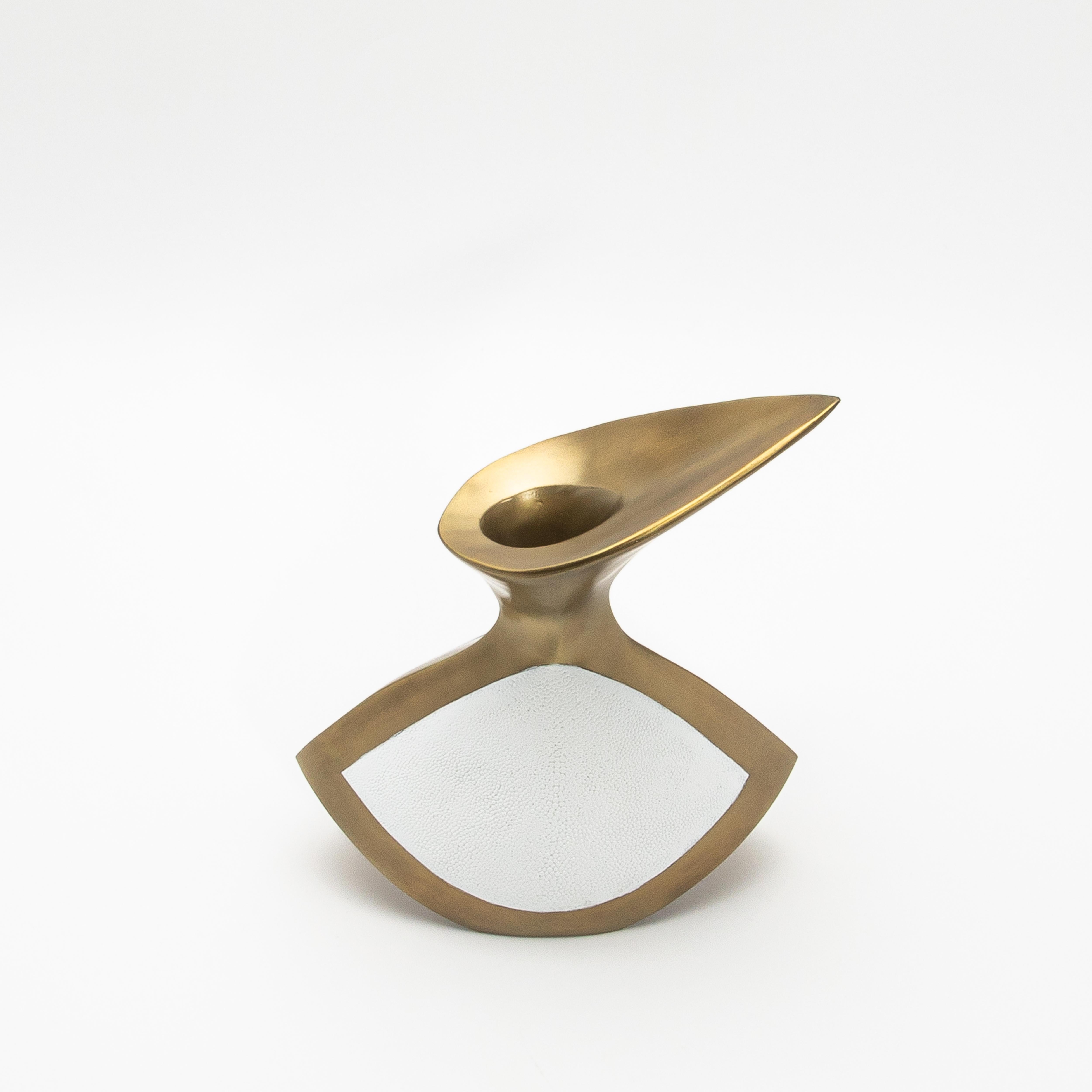XXI secolo e contemporaneo Vaso scultoreo moderno in ottone patinato bronzo e zigrino di R&Y Augousti in vendita