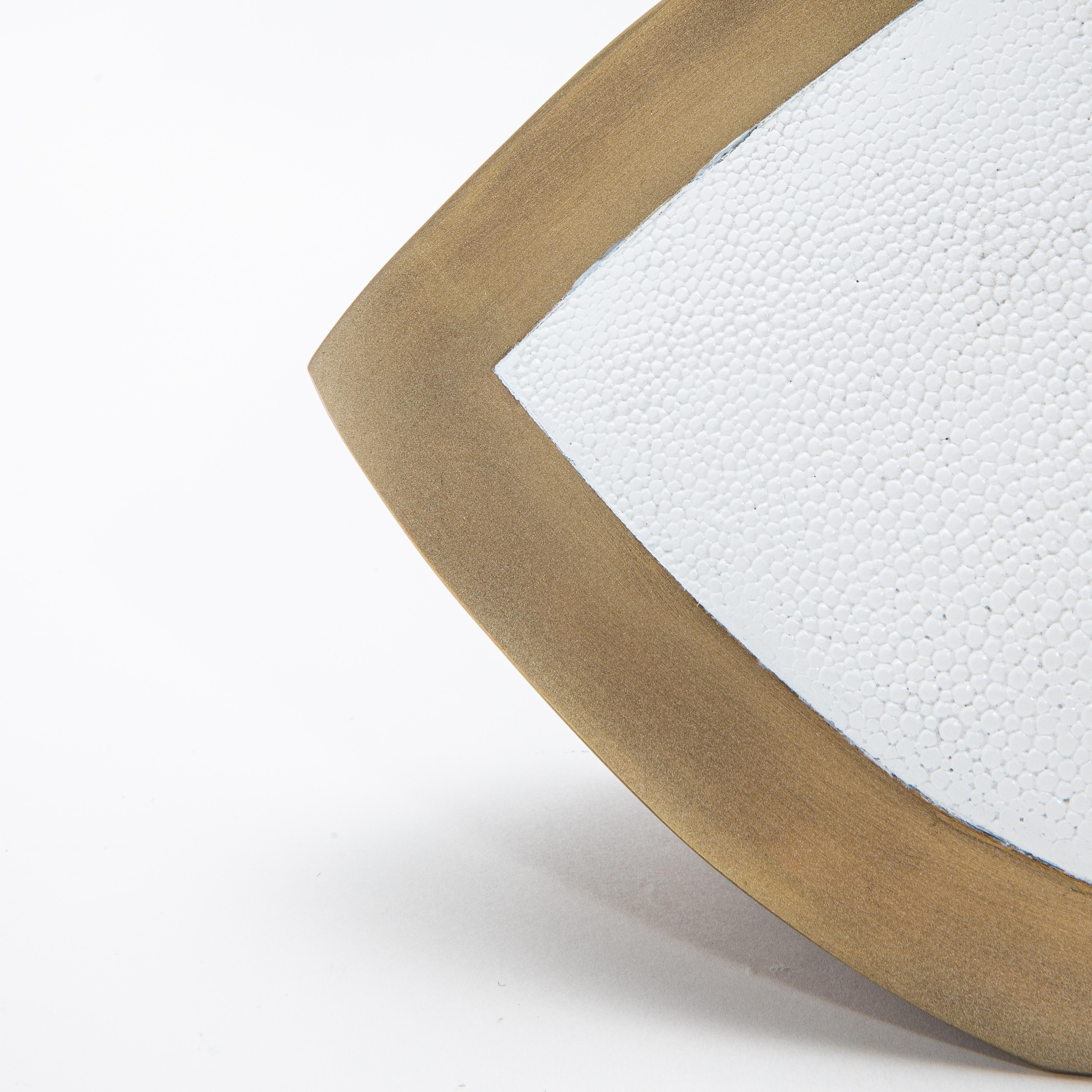 Zigrino di pastinaca Vaso scultoreo moderno in ottone patinato bronzo e zigrino di R&Y Augousti in vendita