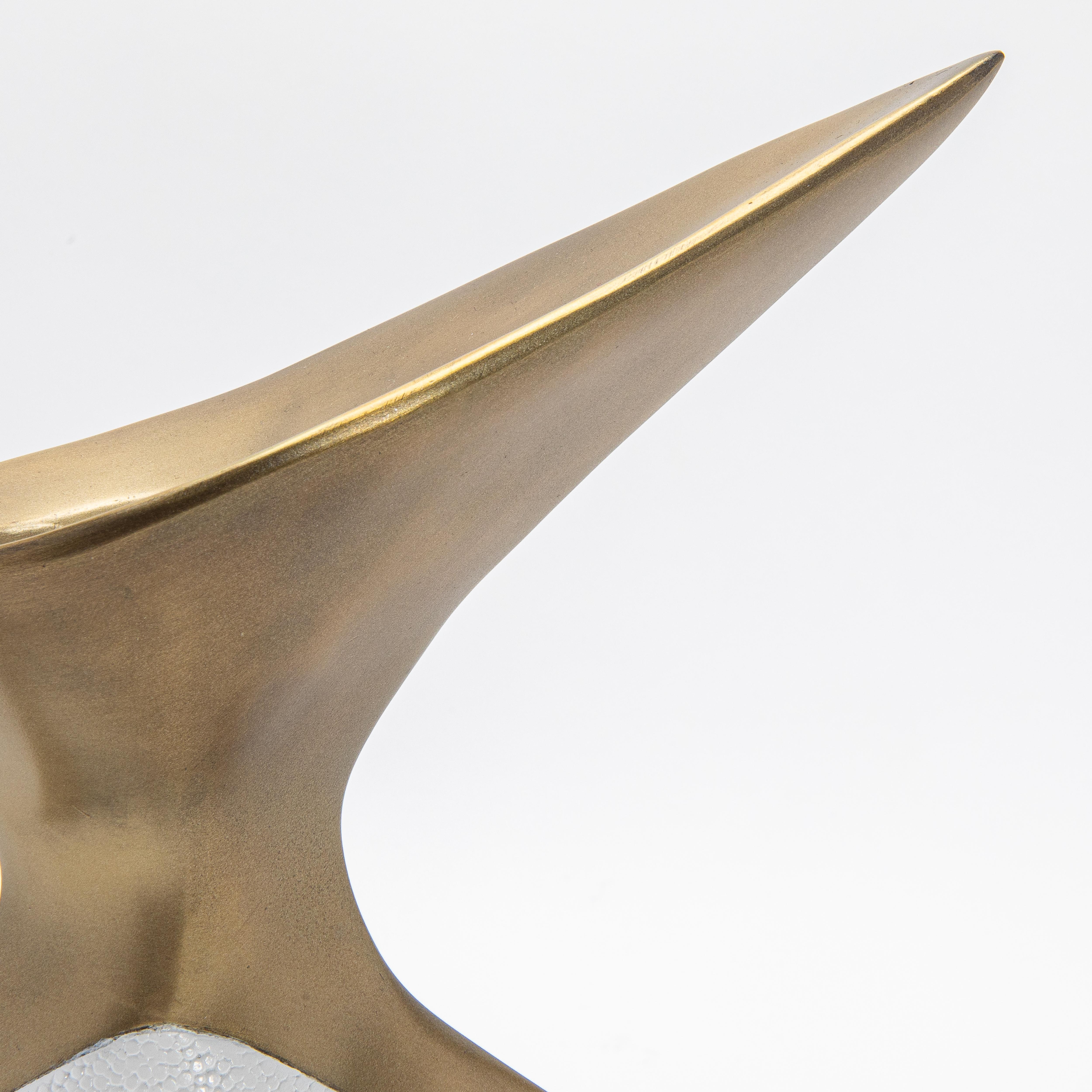 Vaso scultoreo moderno in ottone patinato bronzo e zigrino di R&Y Augousti in vendita 1