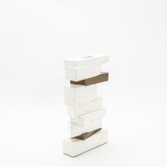 Jarrón escultórico moderno de nácar con detalles de latón de Kifu Paris