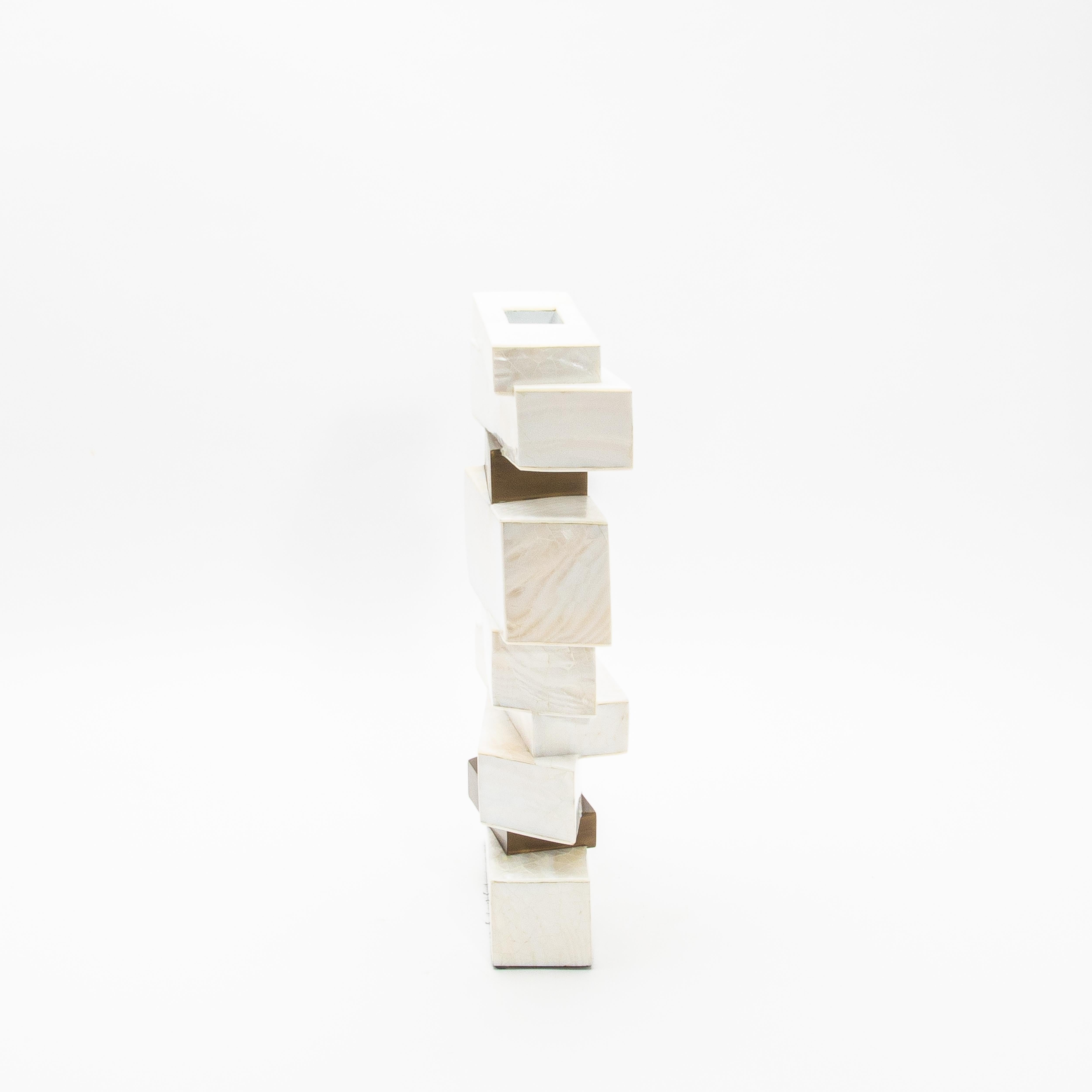 Moderne skulpturale Vase aus Perlmutt mit Messingdetails von Kifu Paris (Art déco) im Angebot