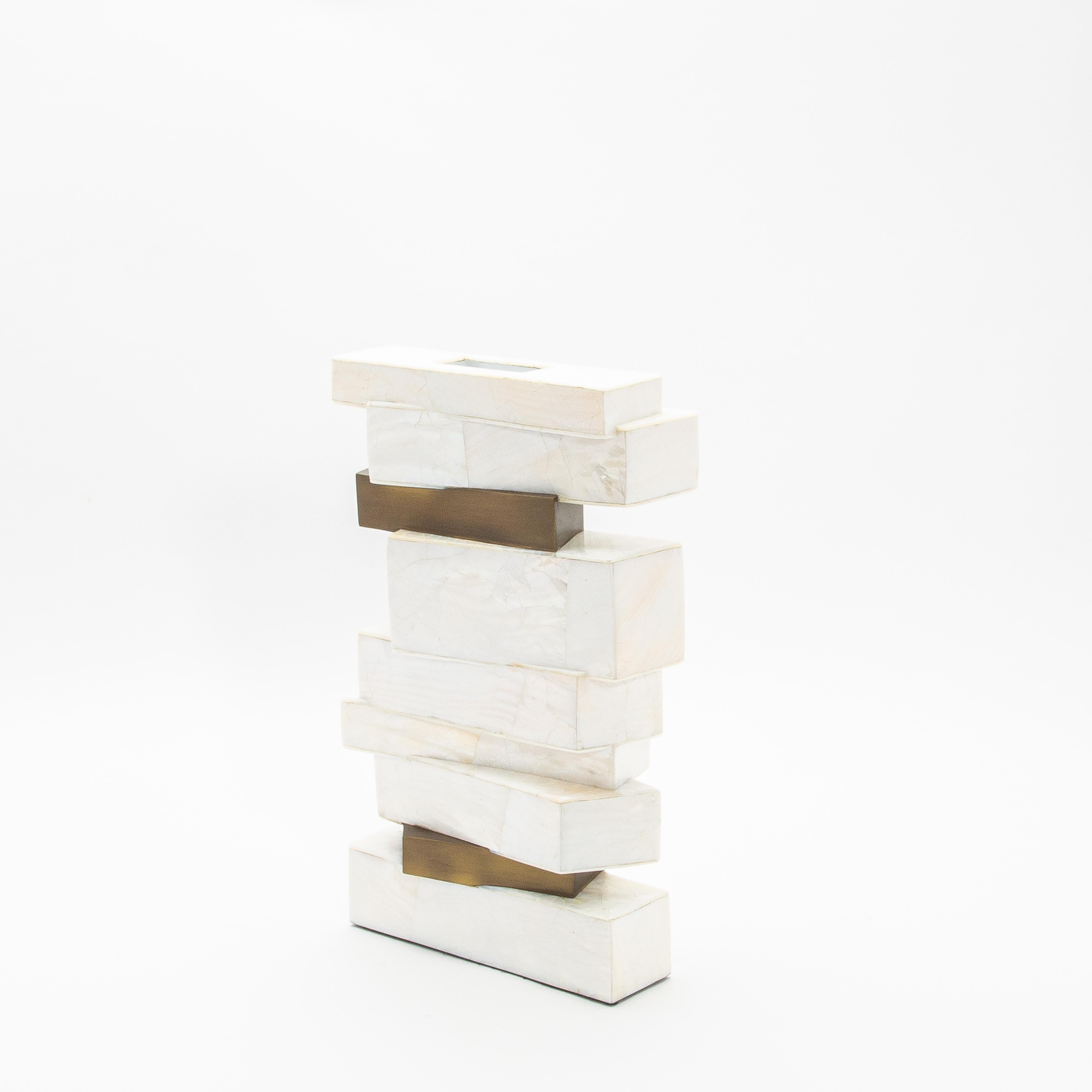 Moderne skulpturale Vase aus Perlmutt mit Messingdetails von Kifu Paris (Philippinisch) im Angebot