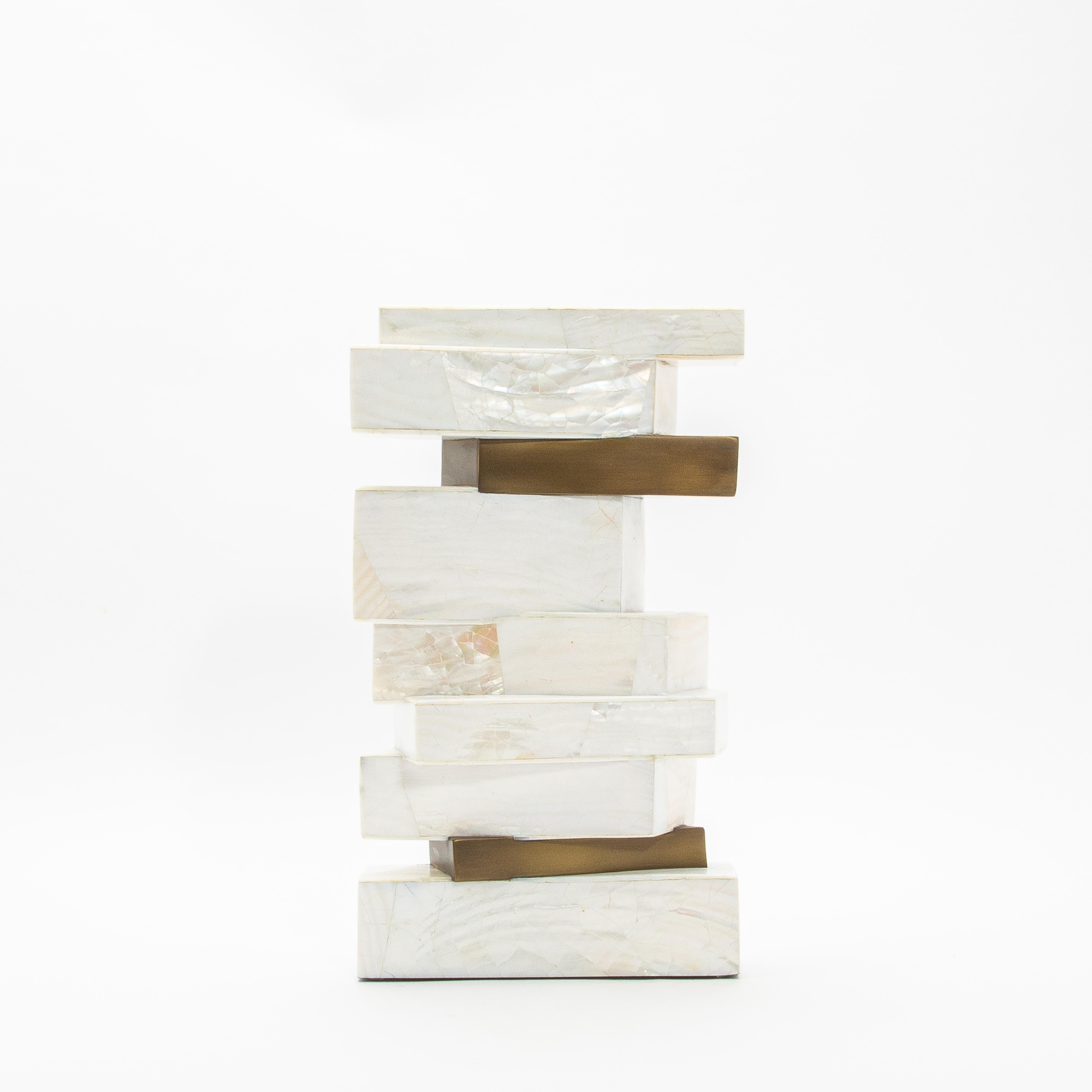 Moderne skulpturale Vase aus Perlmutt mit Messingdetails von Kifu Paris (Handgefertigt) im Angebot