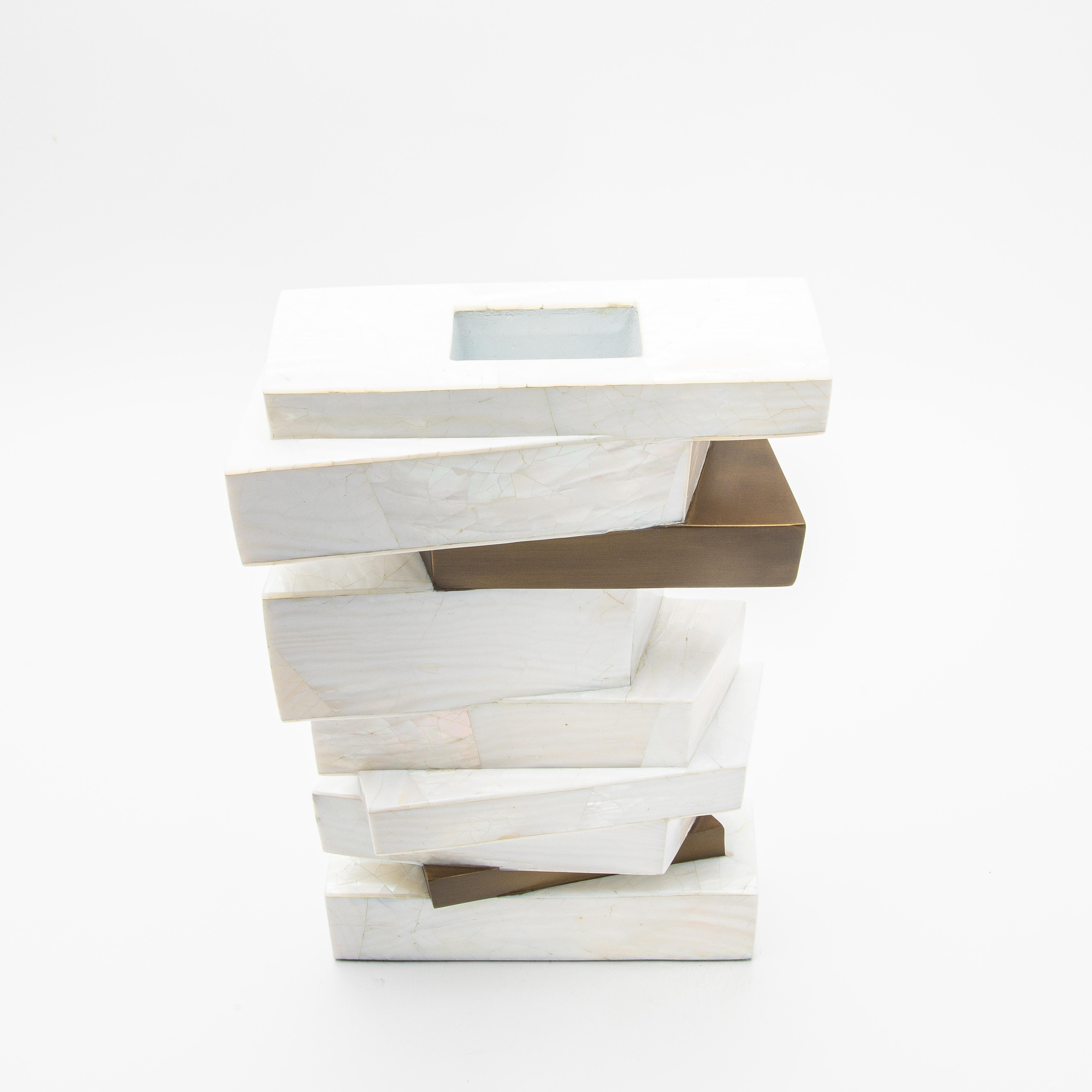 Moderne skulpturale Vase aus Perlmutt mit Messingdetails von Kifu Paris im Zustand „Neu“ im Angebot in West Hollywood, CA