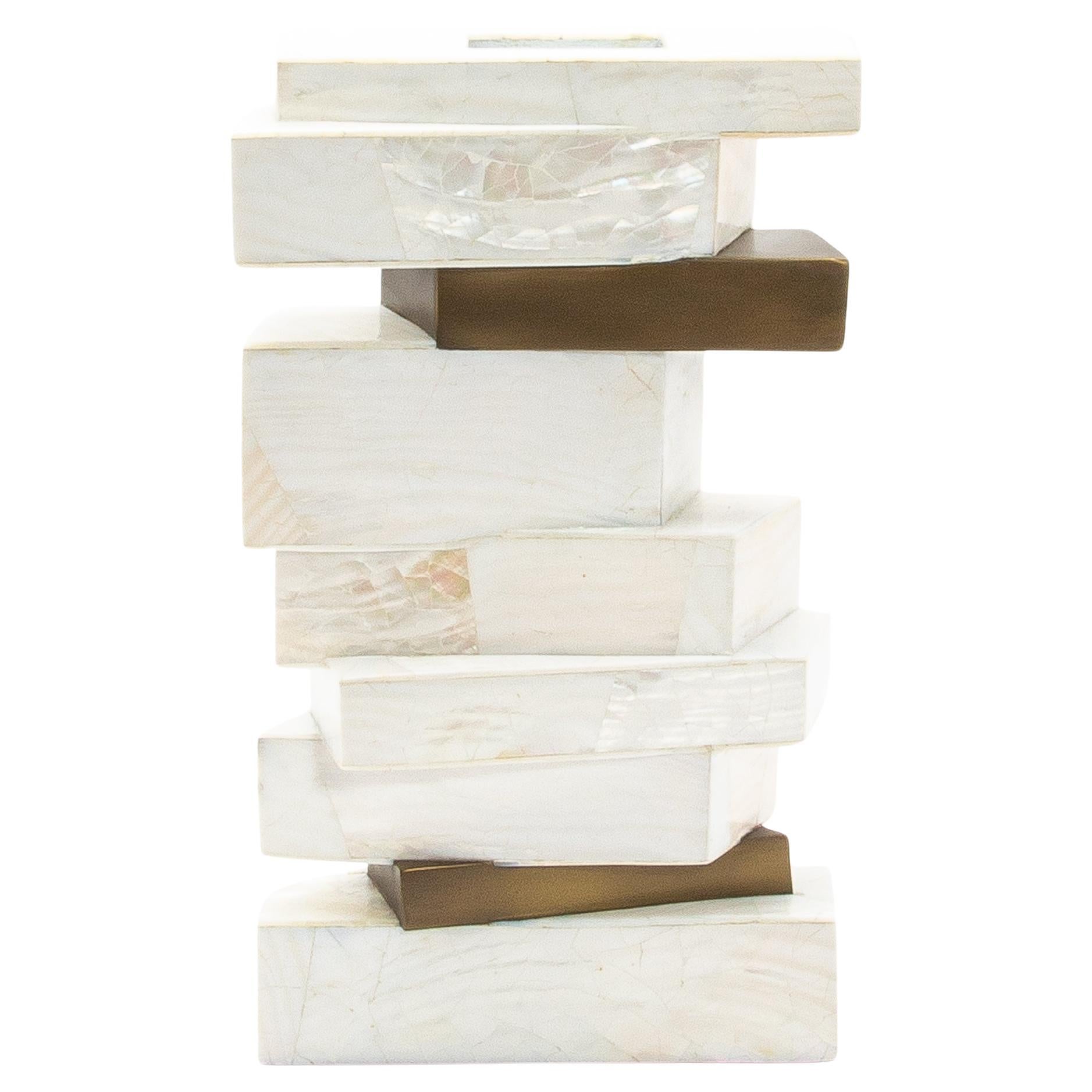 Vase sculptural moderne en nacre avec détails en laiton de Kifu Paris
