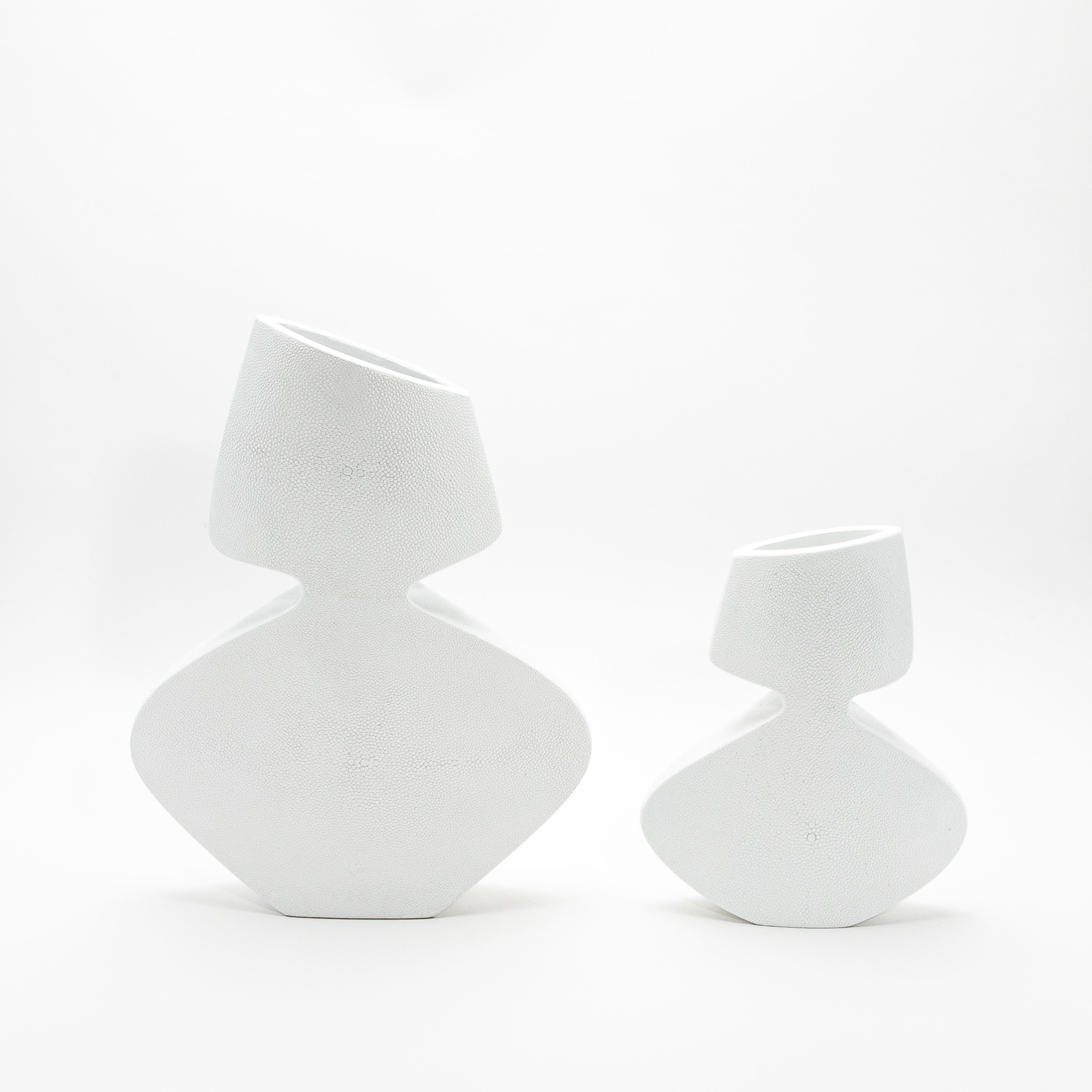 Vaso scultoreo moderno in zigrino di R&Y Augousti in vendita 2