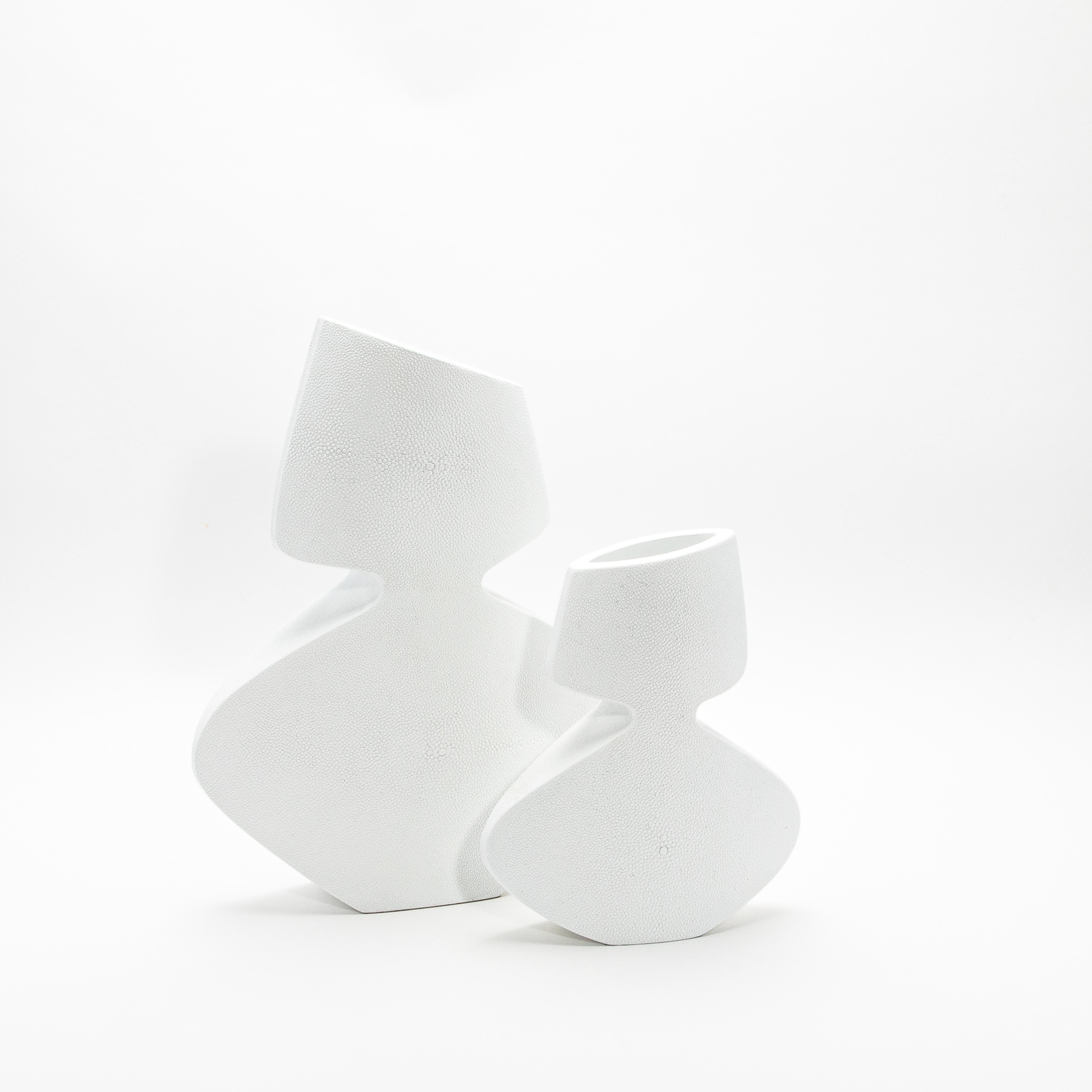 Vaso scultoreo moderno in zigrino di R&Y Augousti in vendita 3