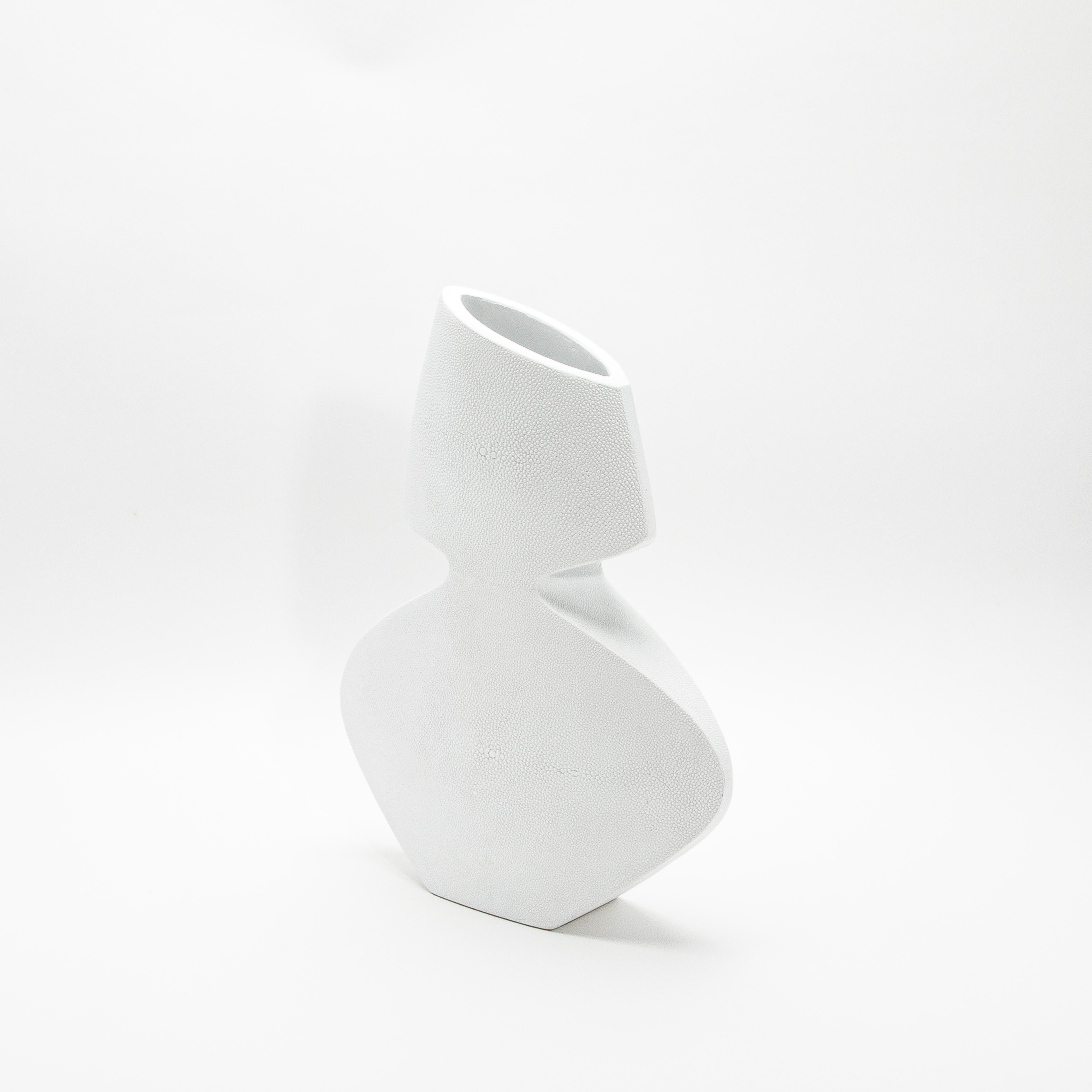 Filippino Vaso scultoreo moderno in zigrino di R&Y Augousti in vendita