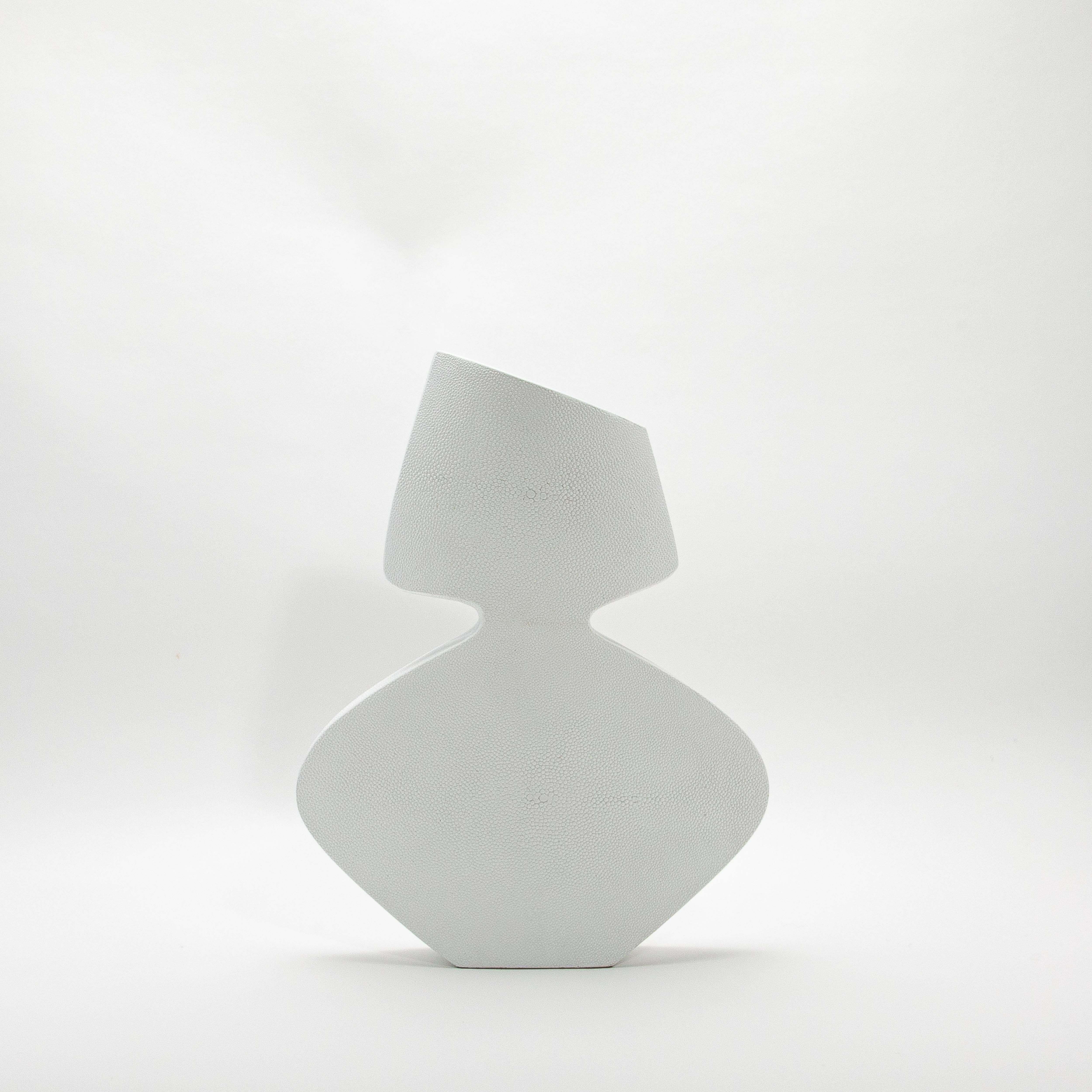 Fatto a mano Vaso scultoreo moderno in zigrino di R&Y Augousti in vendita