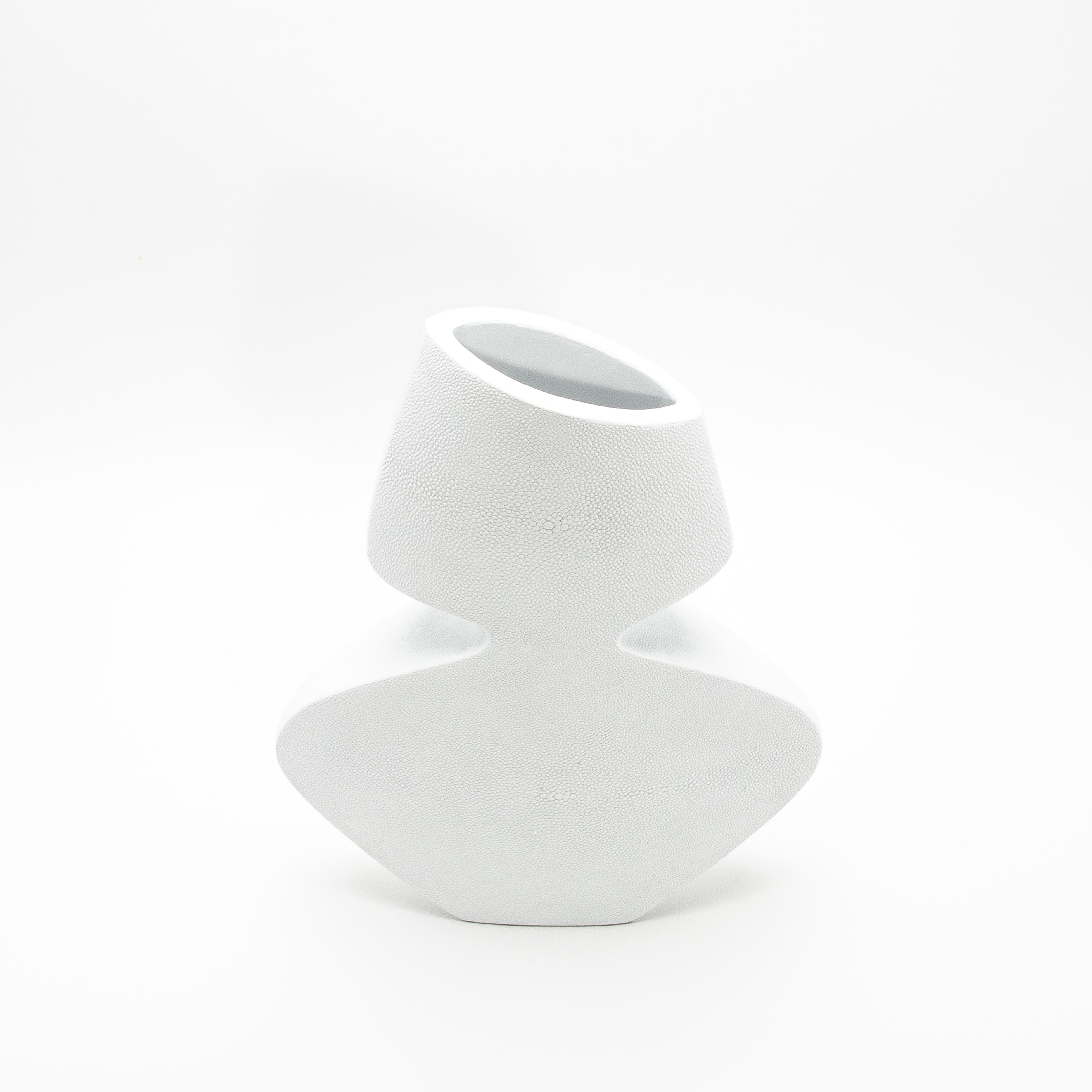 Zigrino di pastinaca Vaso scultoreo moderno in zigrino di R&Y Augousti in vendita