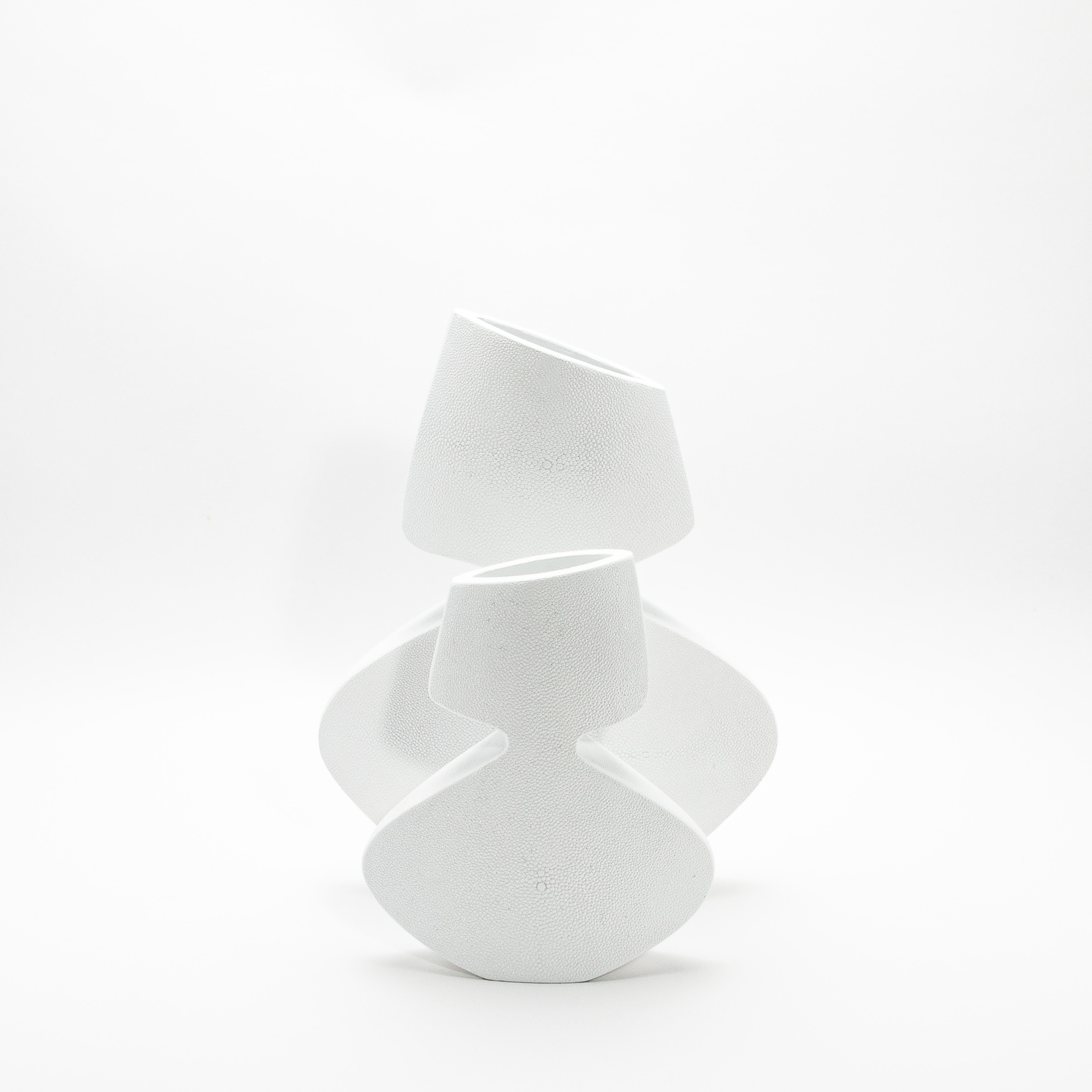 Vaso scultoreo moderno in zigrino di R&Y Augousti in vendita 1