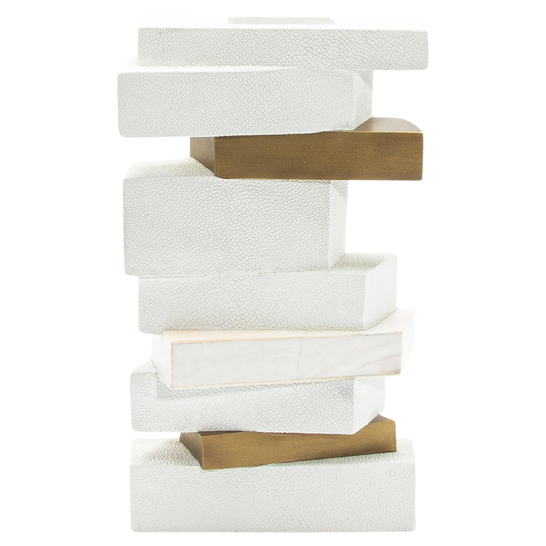 Vase sculptural moderne en galuchat avec détails en coquillage et laiton de KIFU Paris