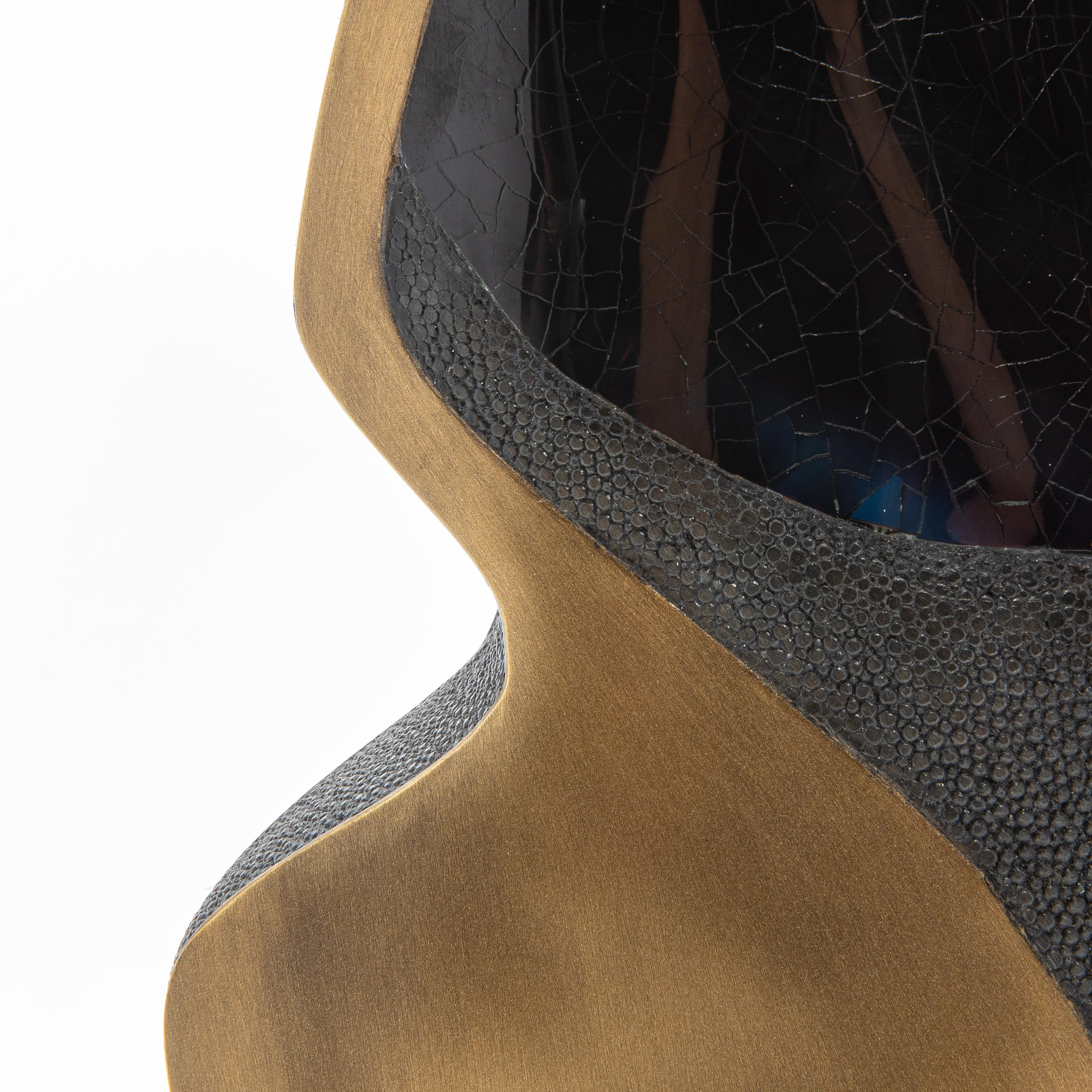 Vase sculptural moderne en galuchat avec détails en coquillage et laiton de R&Y Augousti en vente 3