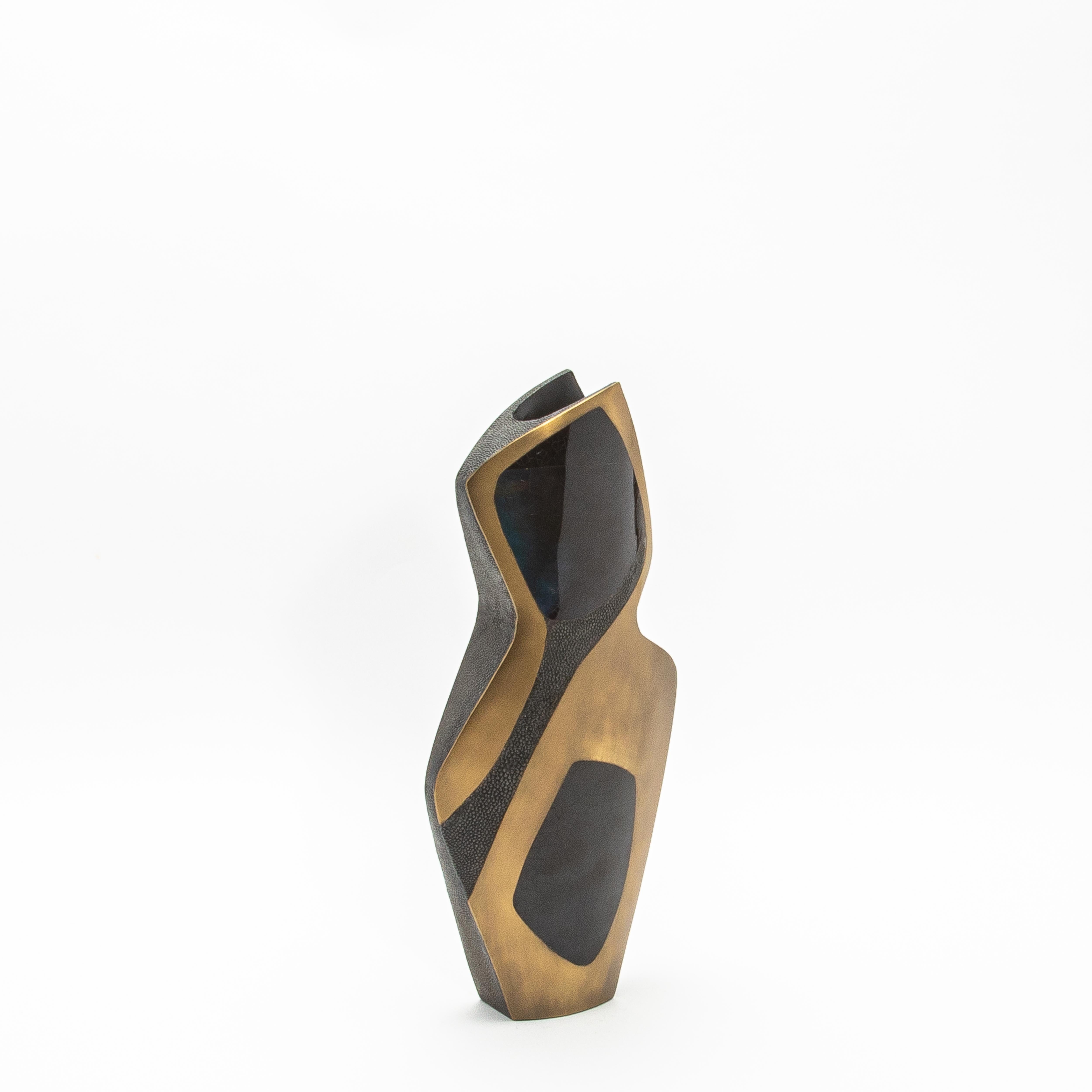 Le vase Cosmos de R&Y Augousti est une fusion étonnante de savoir-faire artisanal et de design moderne, ce qui en fait un ajout extraordinaire à tout espace de luxe. Fabriqué à la main à partir de galuchat luxueux, ce vase est orné de détails