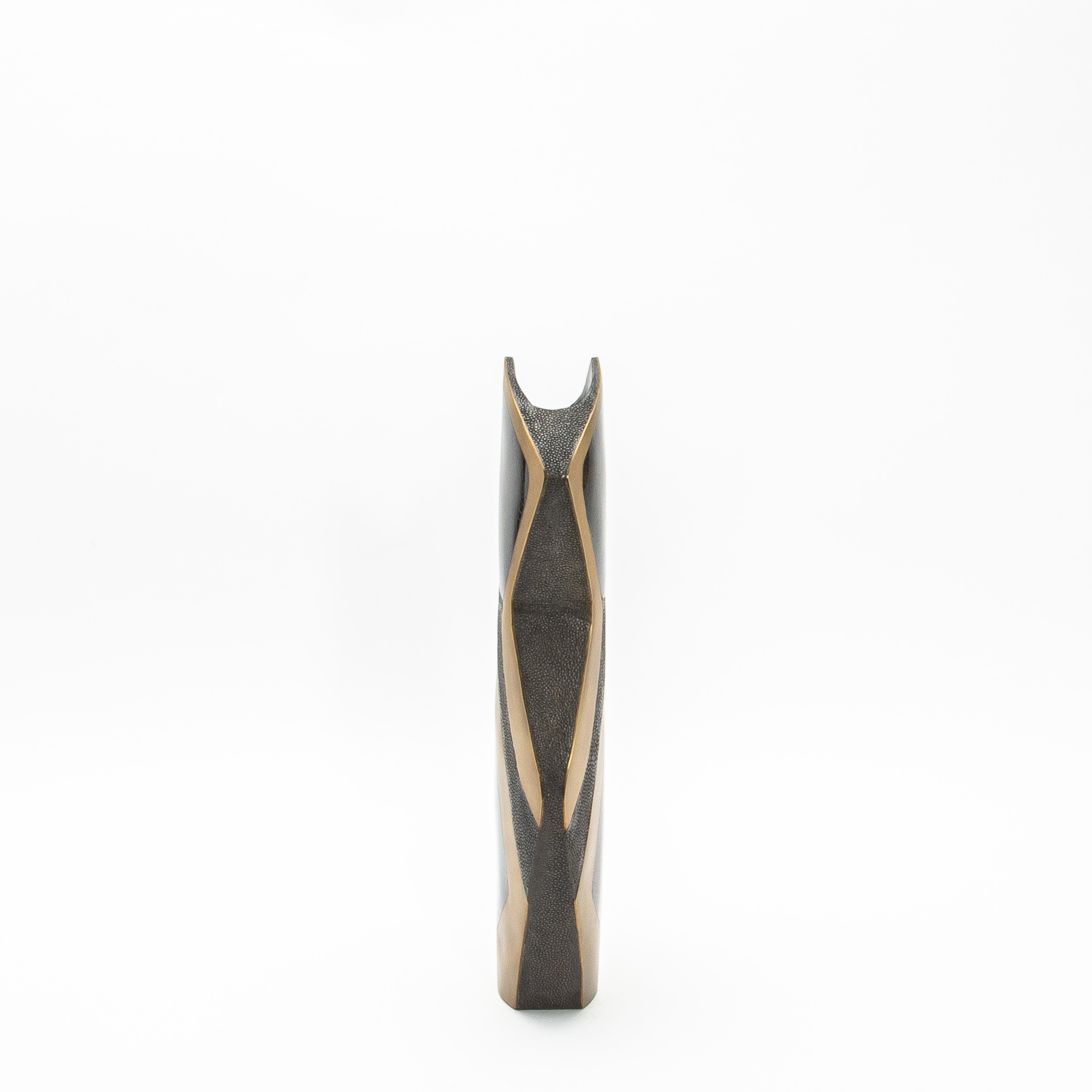 Art déco Vase sculptural moderne en galuchat avec détails en coquillage et laiton de R&Y Augousti en vente