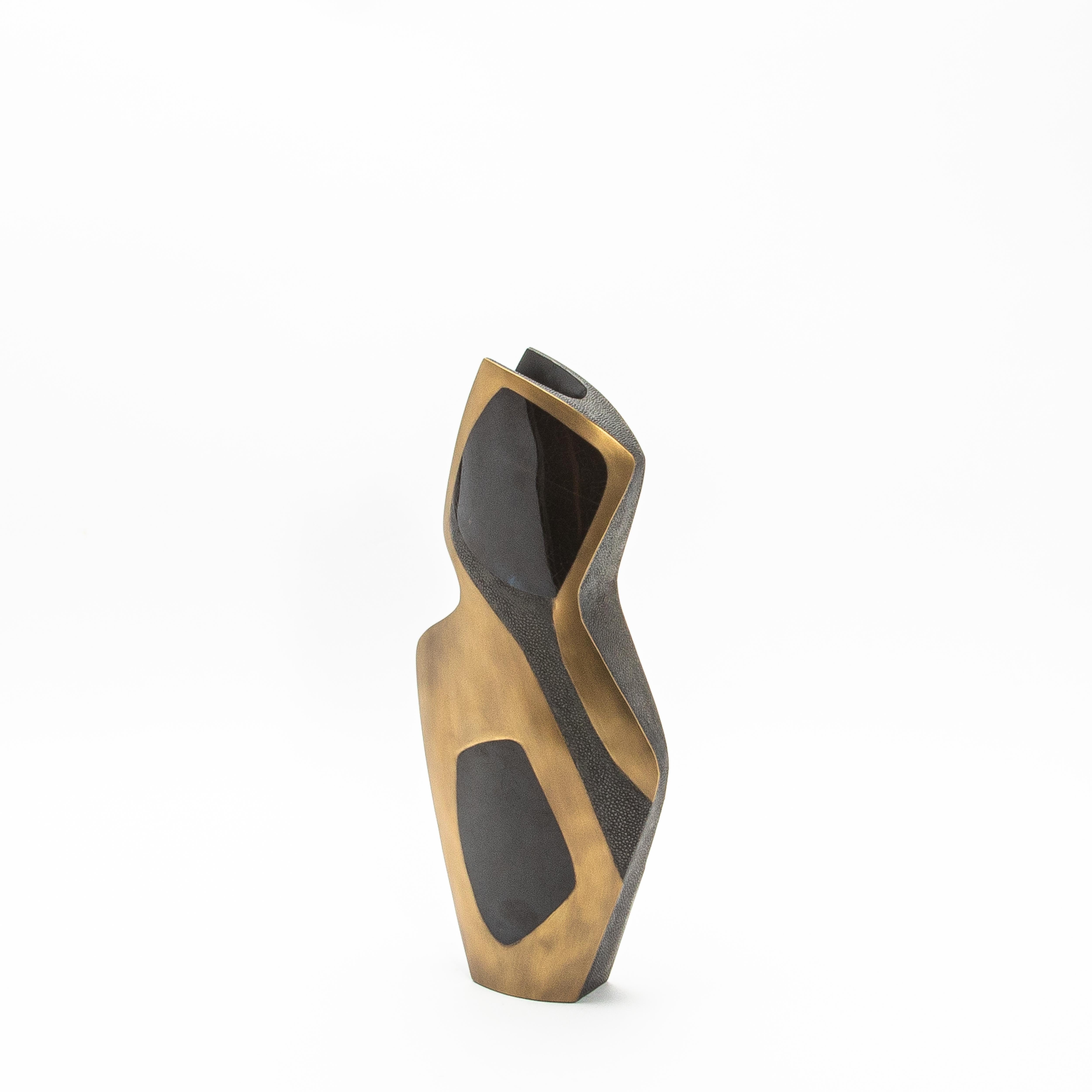 Philippin Vase sculptural moderne en galuchat avec détails en coquillage et laiton de R&Y Augousti en vente