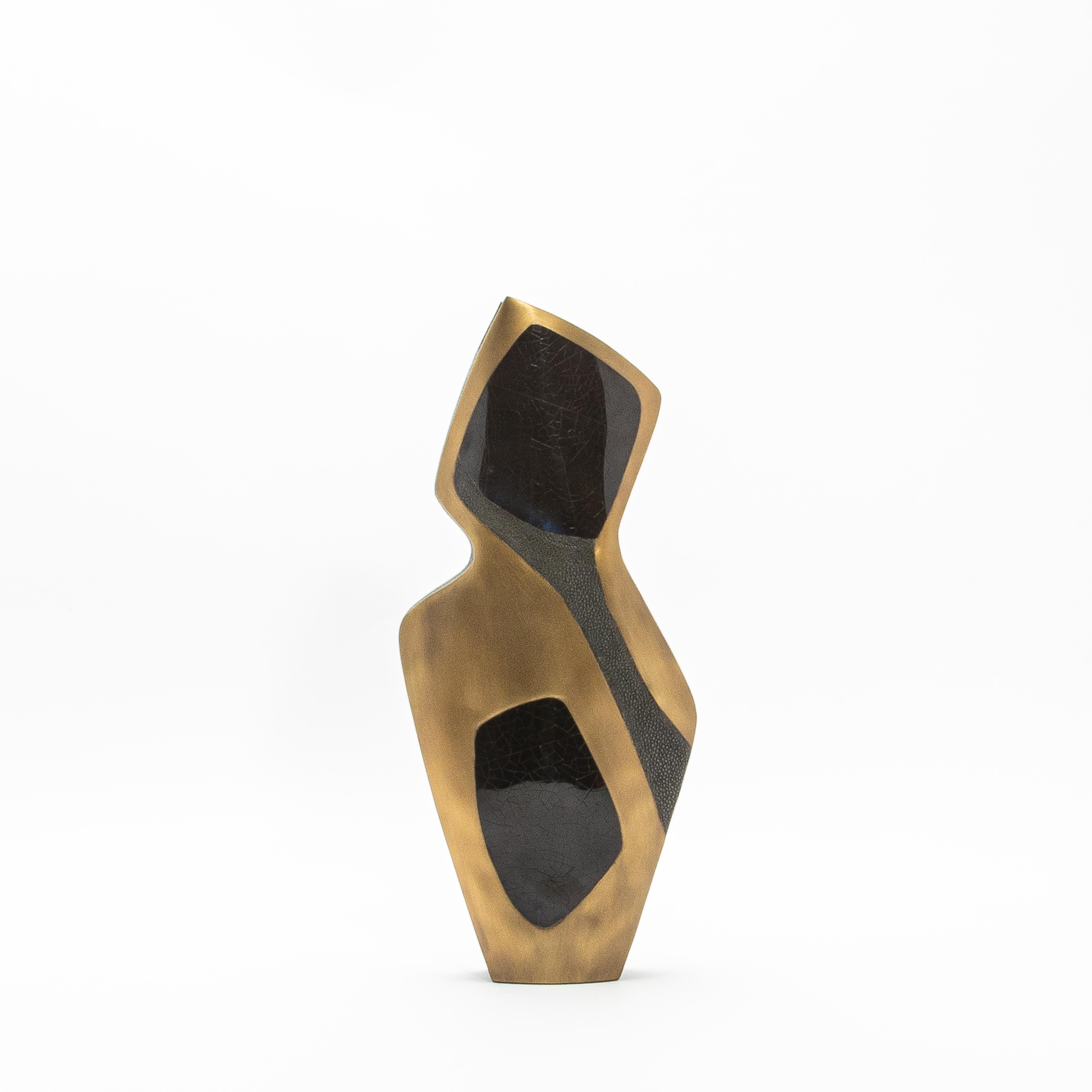 Fait main Vase sculptural moderne en galuchat avec détails en coquillage et laiton de R&Y Augousti en vente