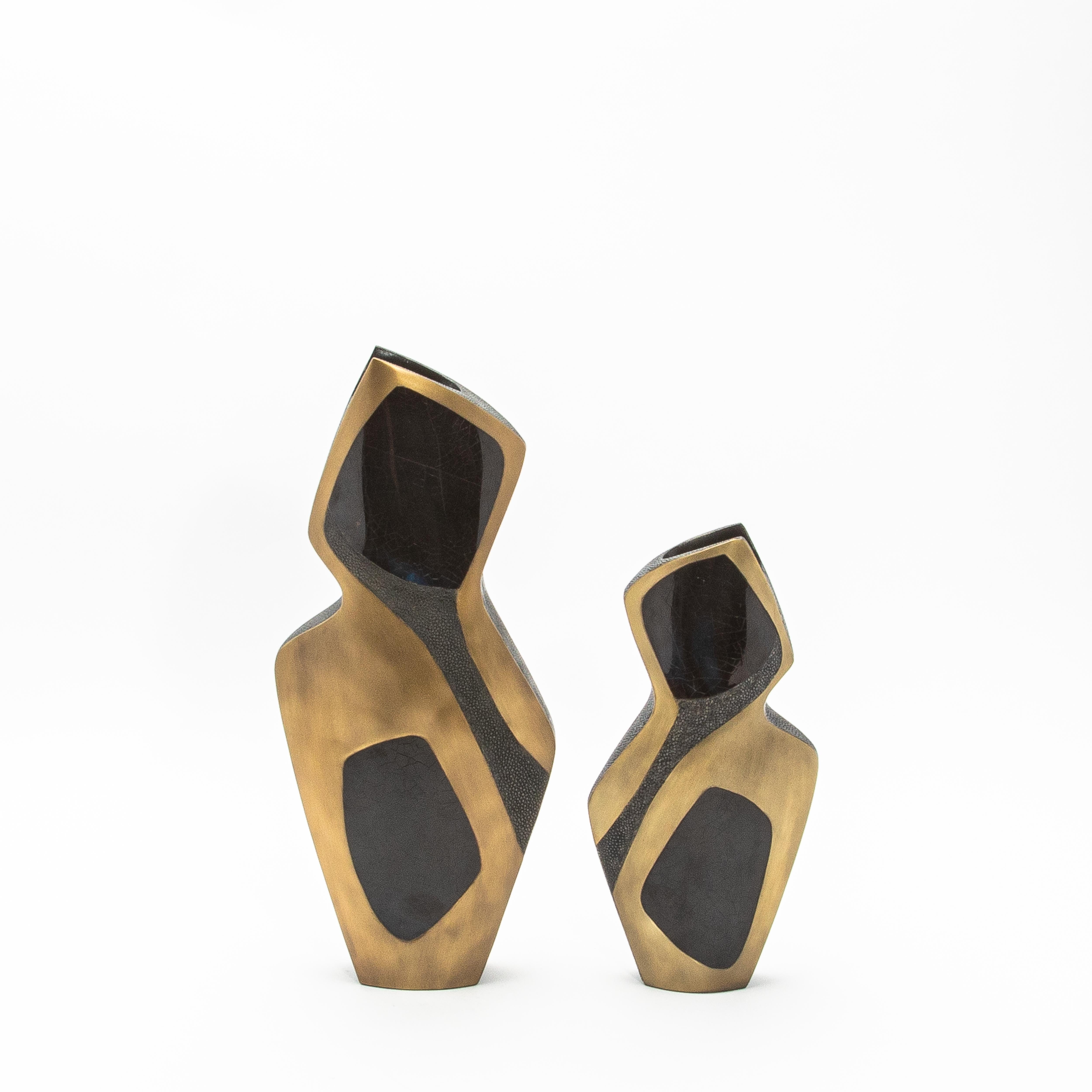 XXIe siècle et contemporain Vase sculptural moderne en galuchat avec détails en coquillage et laiton de R&Y Augousti en vente