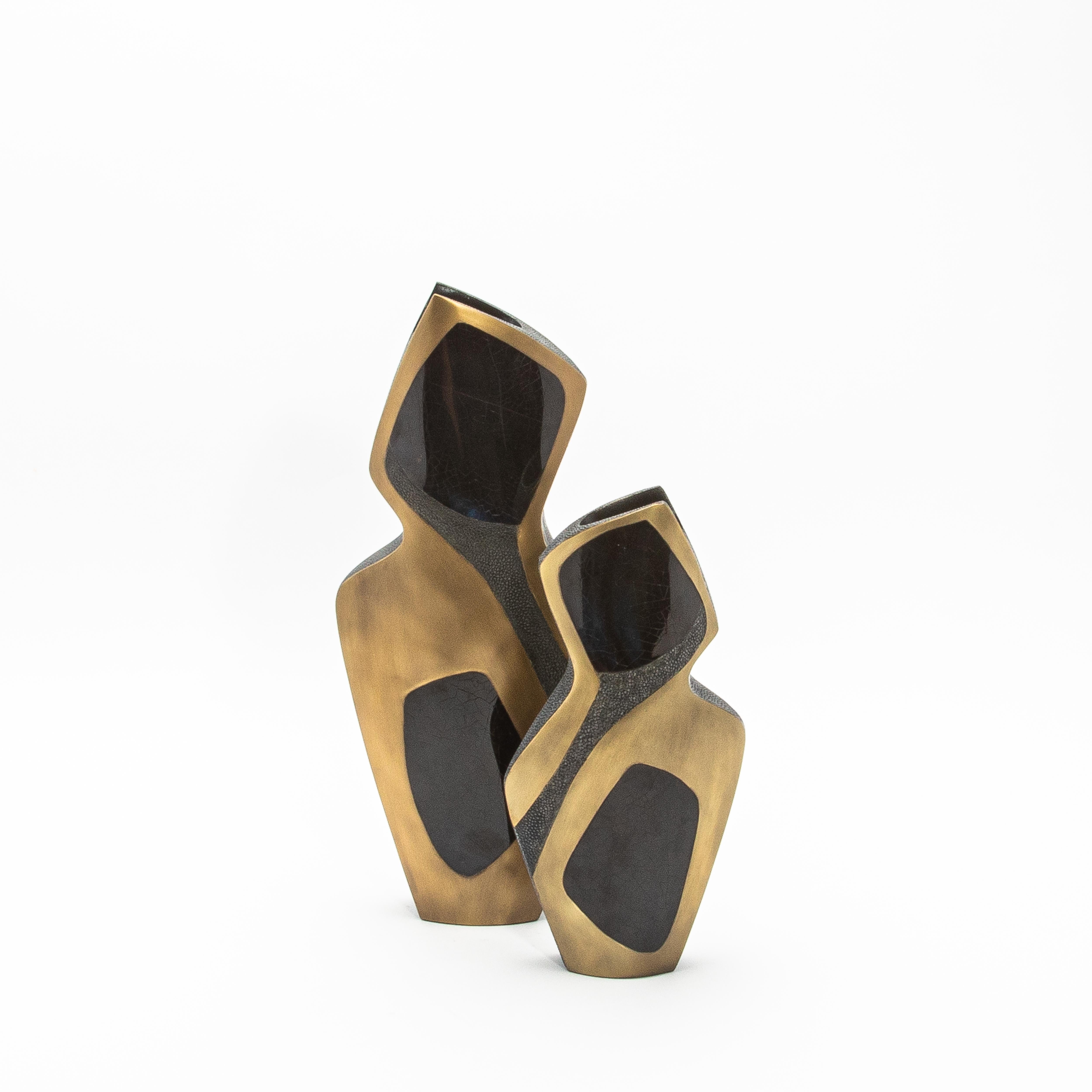 Coquillage Vase sculptural moderne en galuchat avec détails en coquillage et laiton de R&Y Augousti en vente