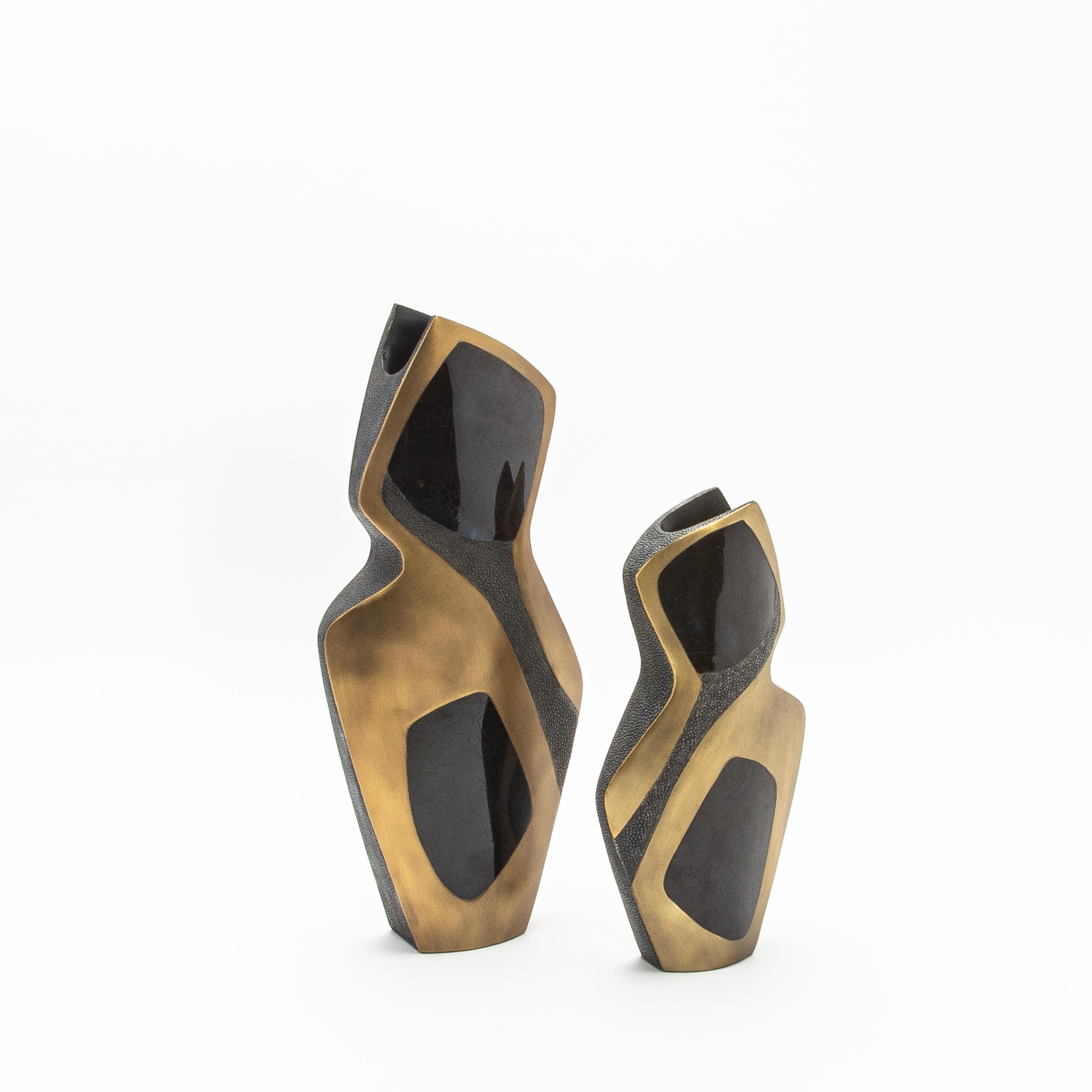 Vase sculptural moderne en galuchat avec détails en coquillage et laiton de R&Y Augousti en vente 1