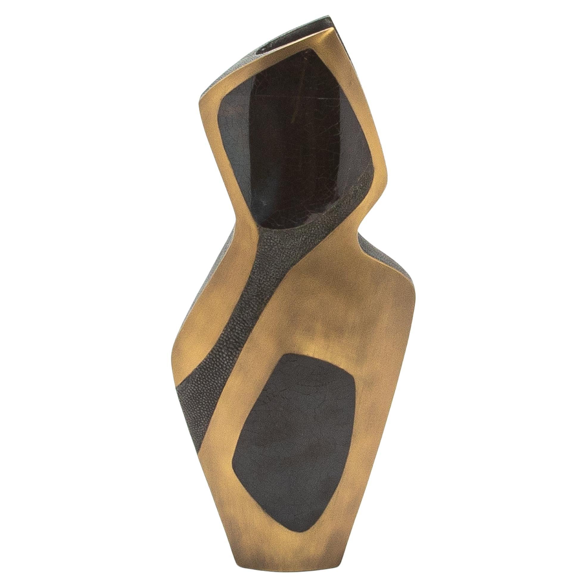 Vase sculptural moderne en galuchat avec détails en coquillage et laiton de R&Y Augousti en vente