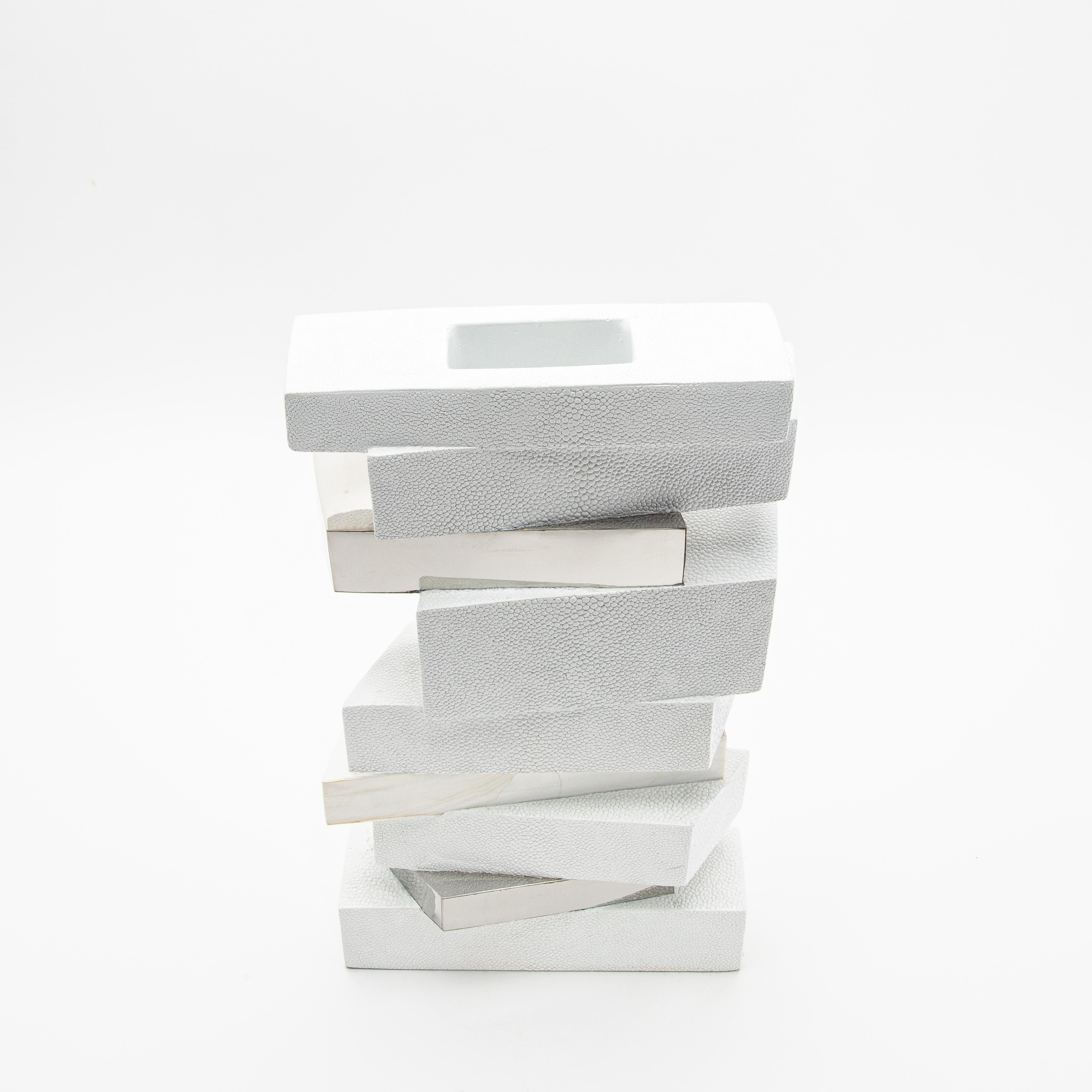 XXIe siècle et contemporain Vase sculptural moderne en galuchat avec coquillage et acier inoxydable KIFU Paris en vente