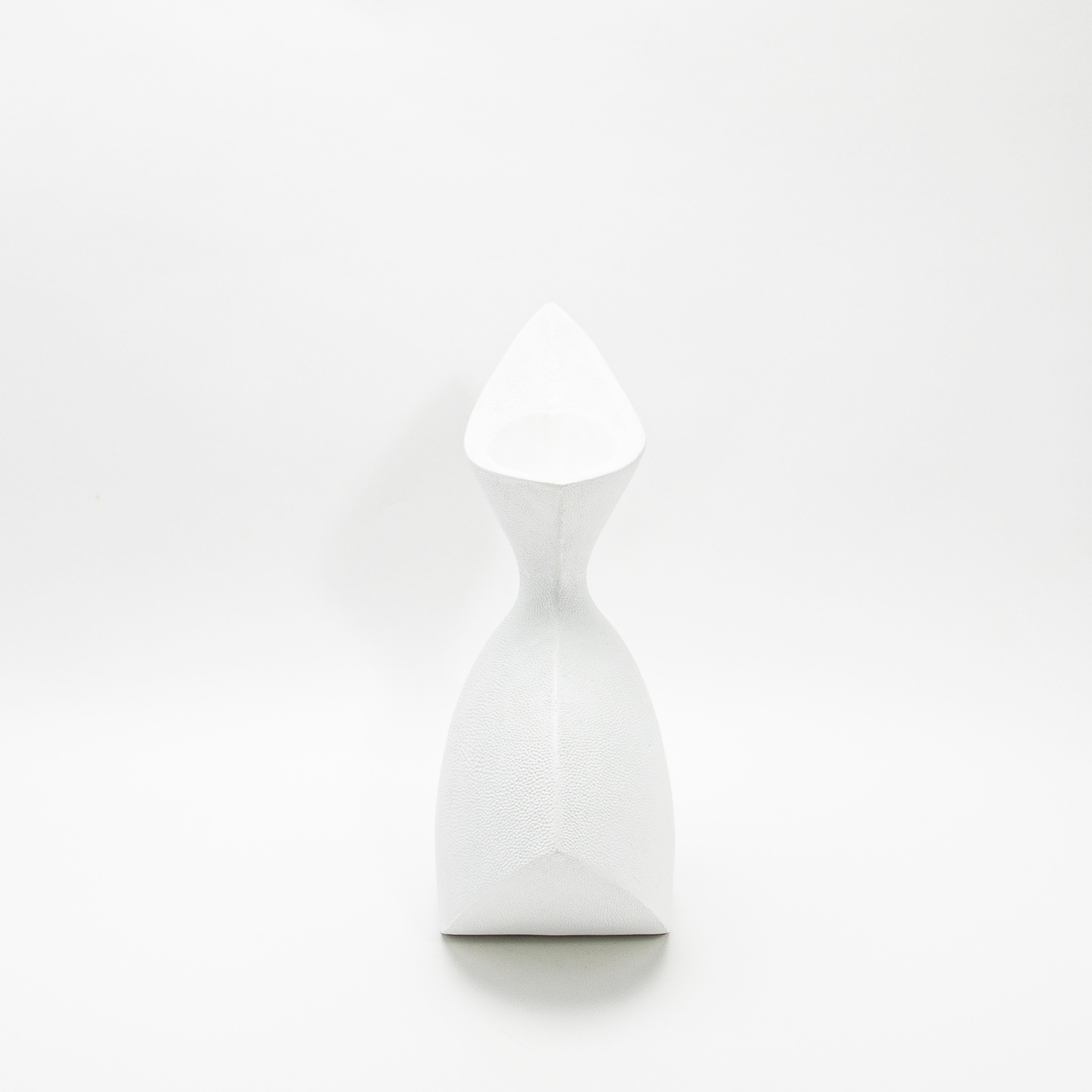 Art Déco Vaso scultoreo moderno in zigrino bianco di R&Y Augousti in vendita