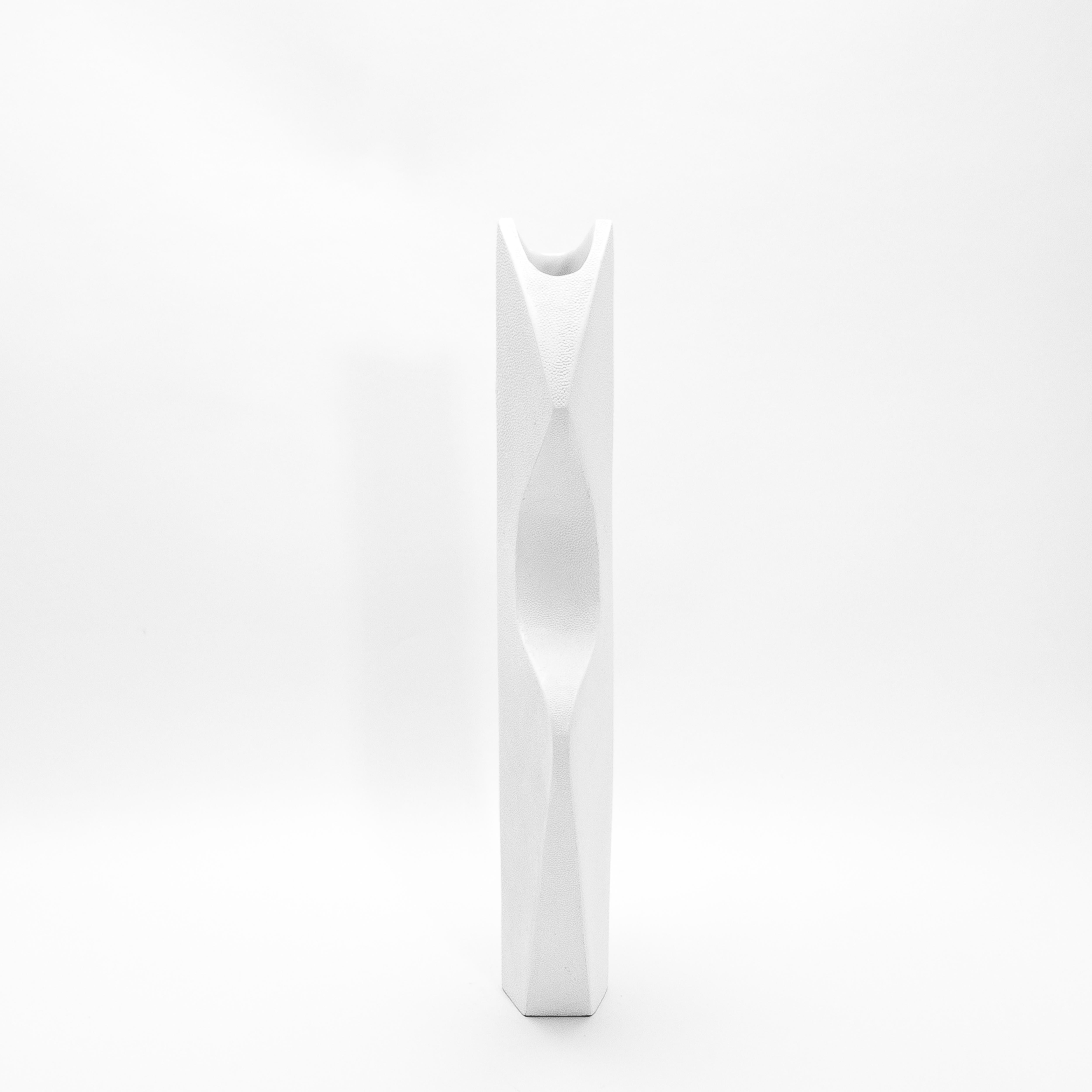 Art Déco Vaso scultoreo moderno in zigrino bianco di R&Y Augousti in vendita