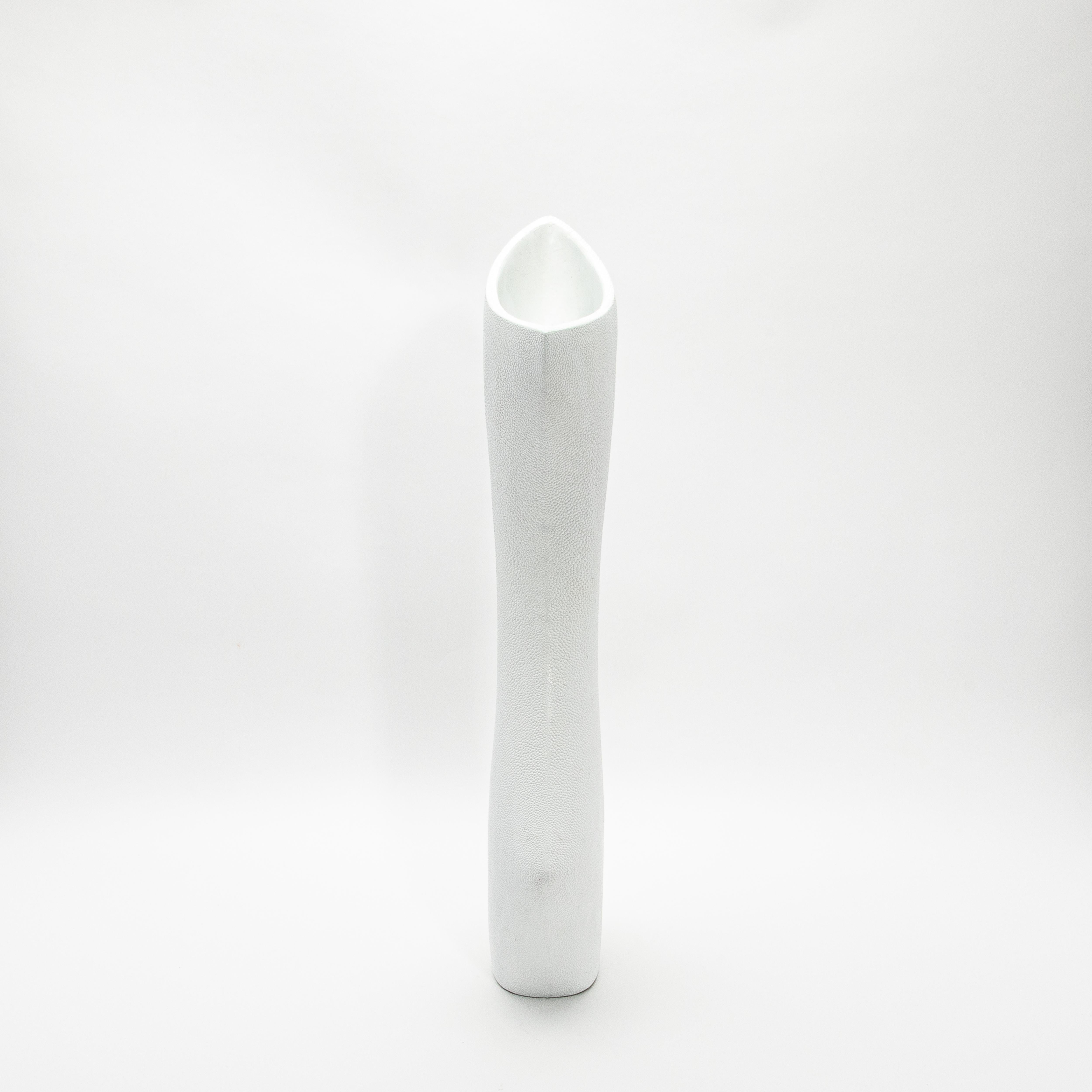 Art Déco Vaso scultoreo moderno in zigrino bianco di R&Y Augousti in vendita