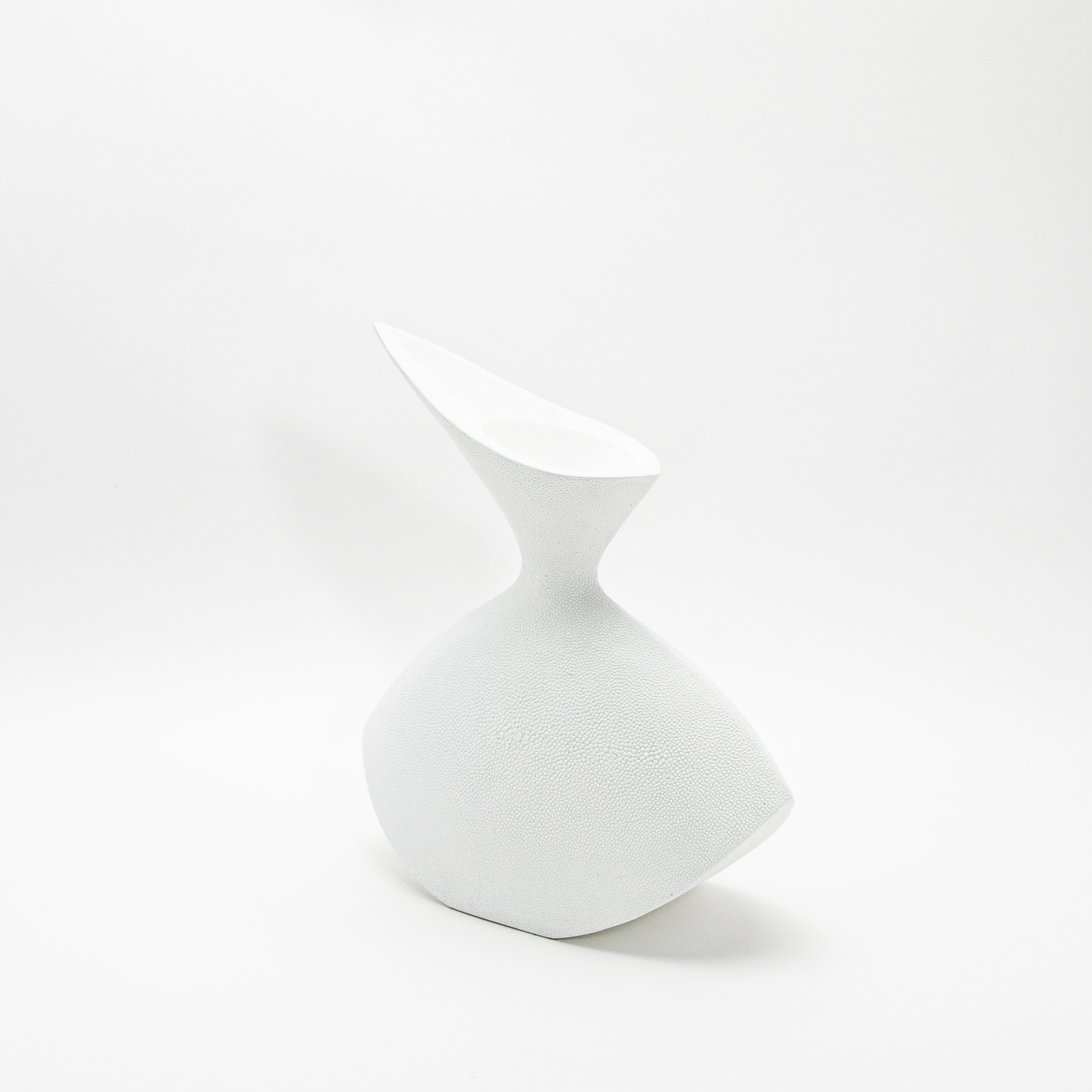 Filippino Vaso scultoreo moderno in zigrino bianco di R&Y Augousti in vendita