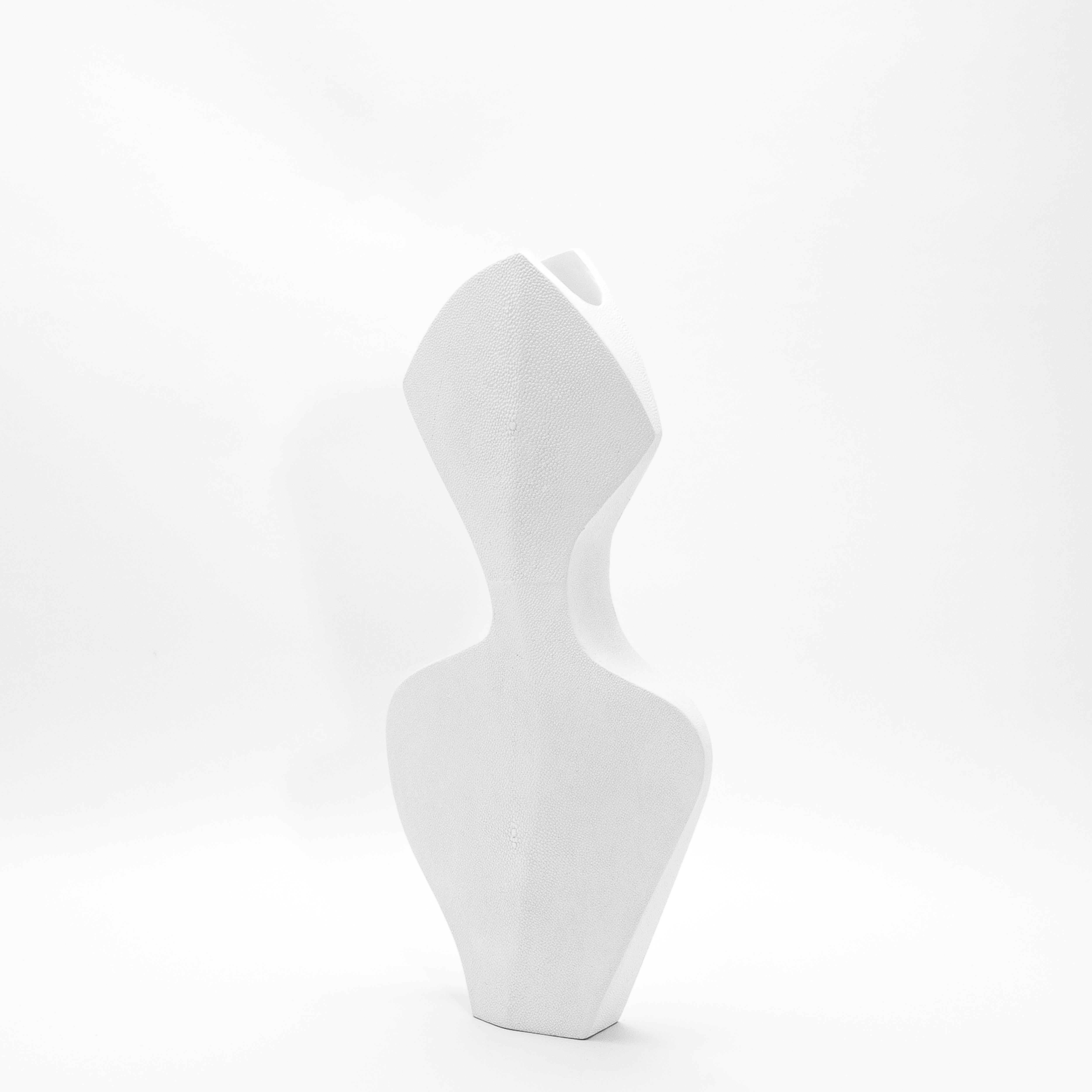 Filippino Vaso scultoreo moderno in zigrino bianco di R&Y Augousti in vendita