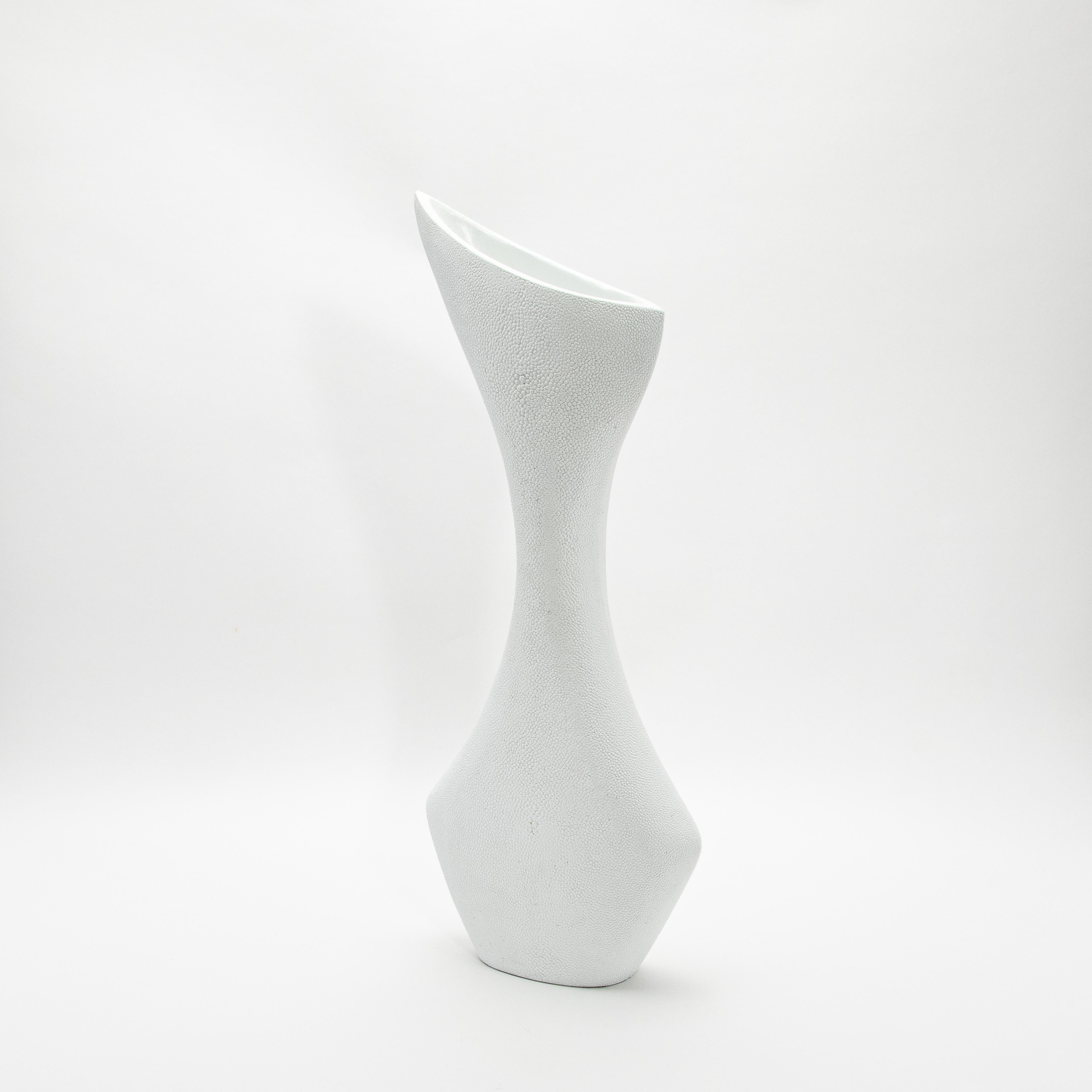 Filippino Vaso scultoreo moderno in zigrino bianco di R&Y Augousti in vendita