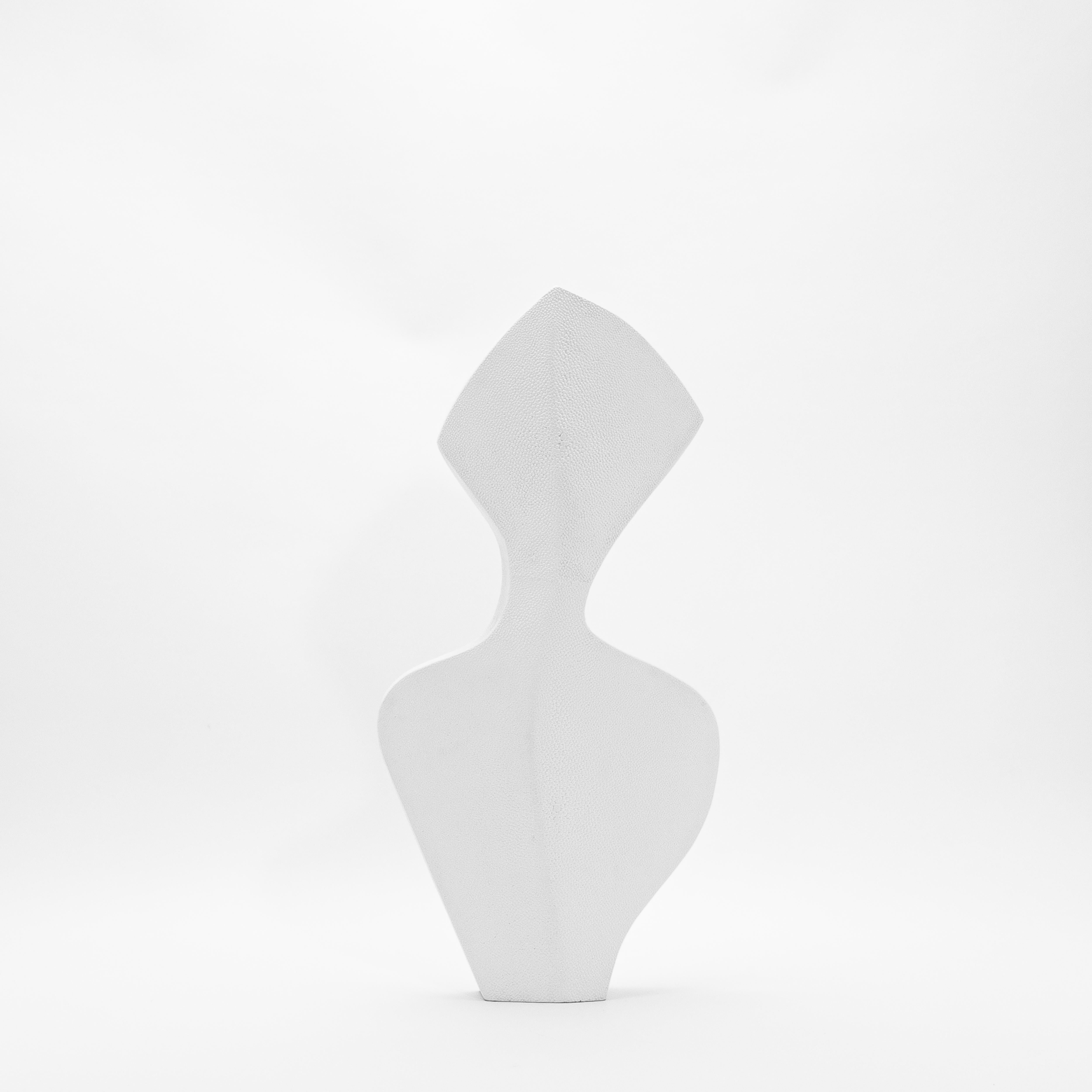 Fatto a mano Vaso scultoreo moderno in zigrino bianco di R&Y Augousti in vendita