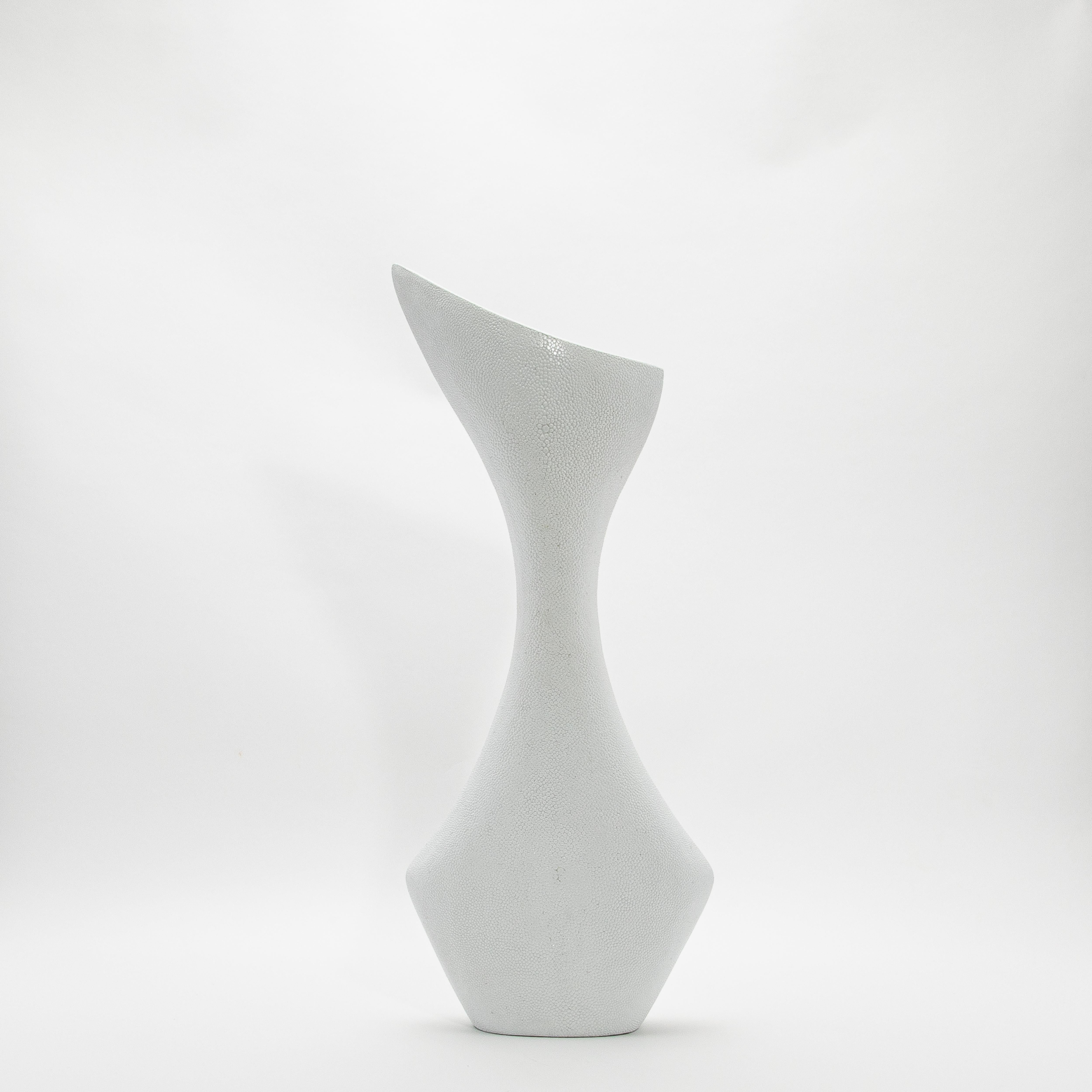 Fatto a mano Vaso scultoreo moderno in zigrino bianco di R&Y Augousti in vendita