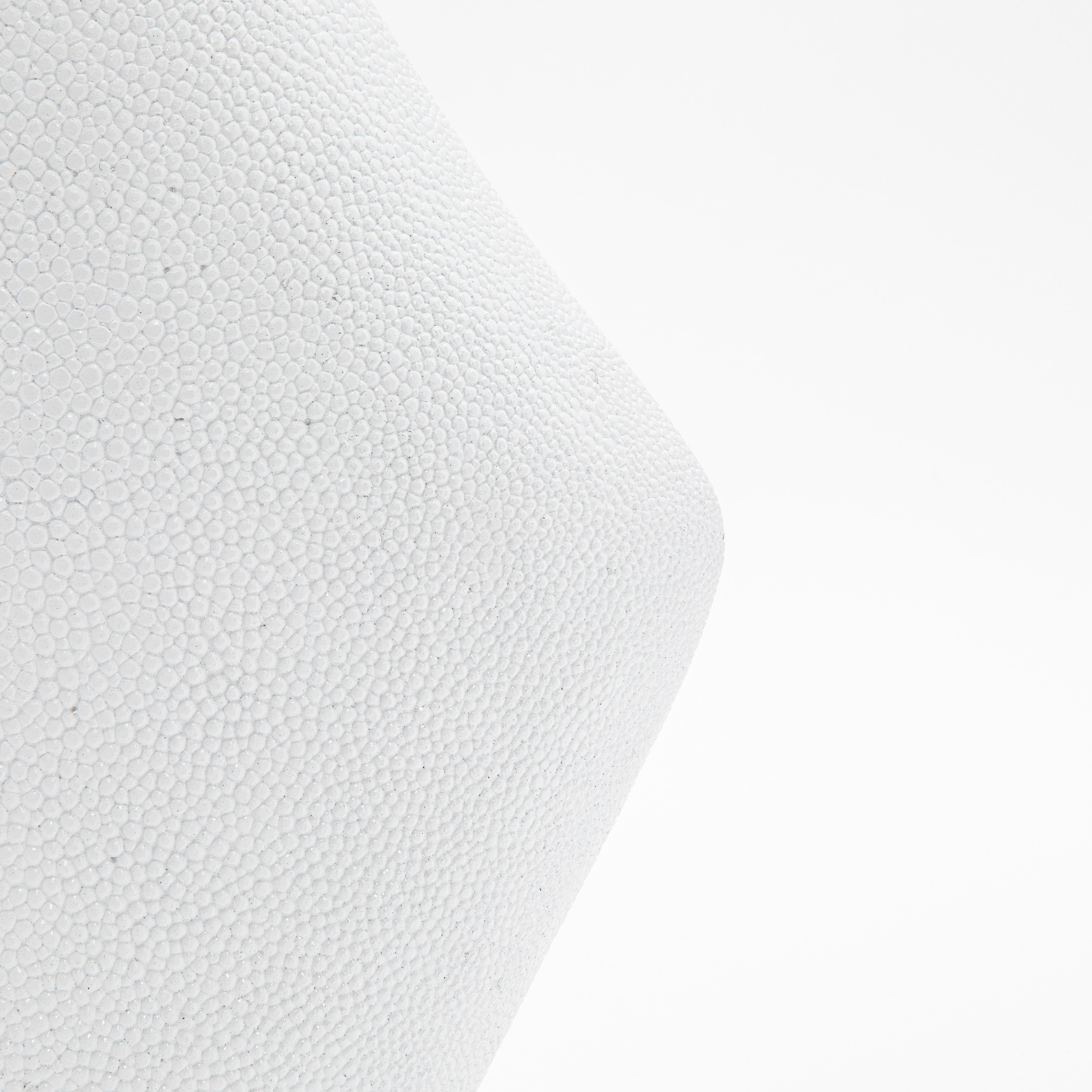 Vaso scultoreo moderno in zigrino bianco di R&Y Augousti In condizioni Nuovo in vendita a West Hollywood, CA
