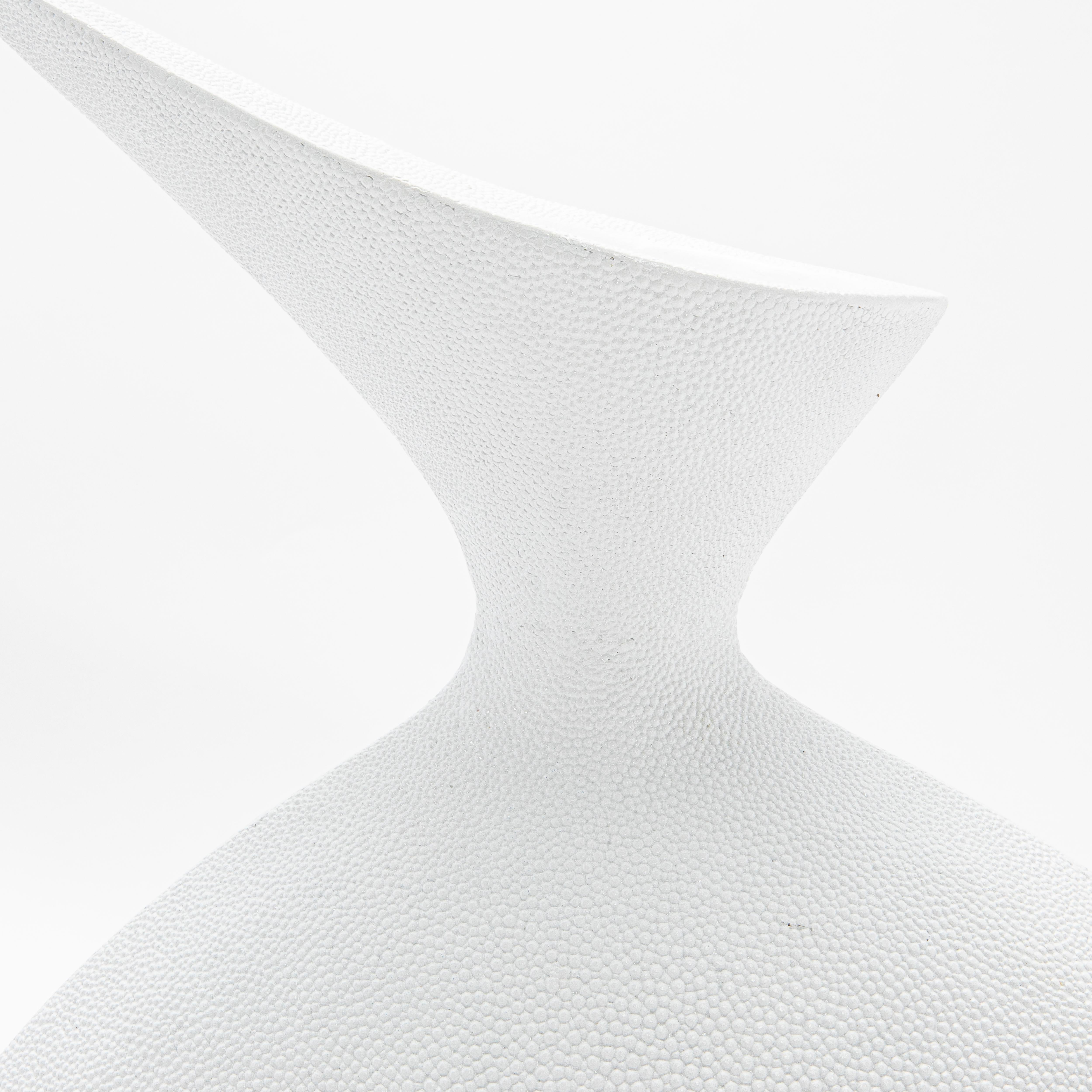 XXI secolo e contemporaneo Vaso scultoreo moderno in zigrino bianco di R&Y Augousti in vendita