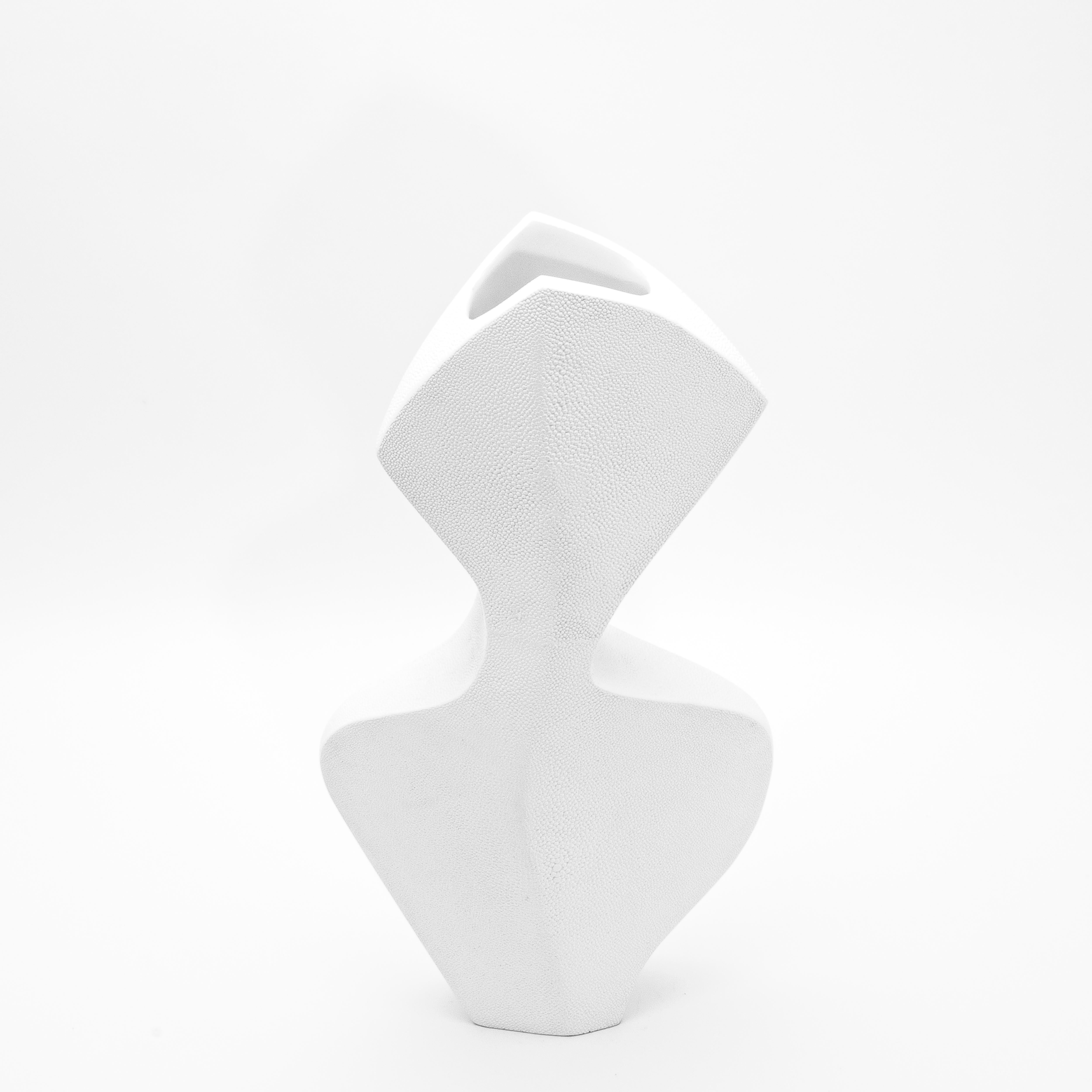 XXI secolo e contemporaneo Vaso scultoreo moderno in zigrino bianco di R&Y Augousti in vendita