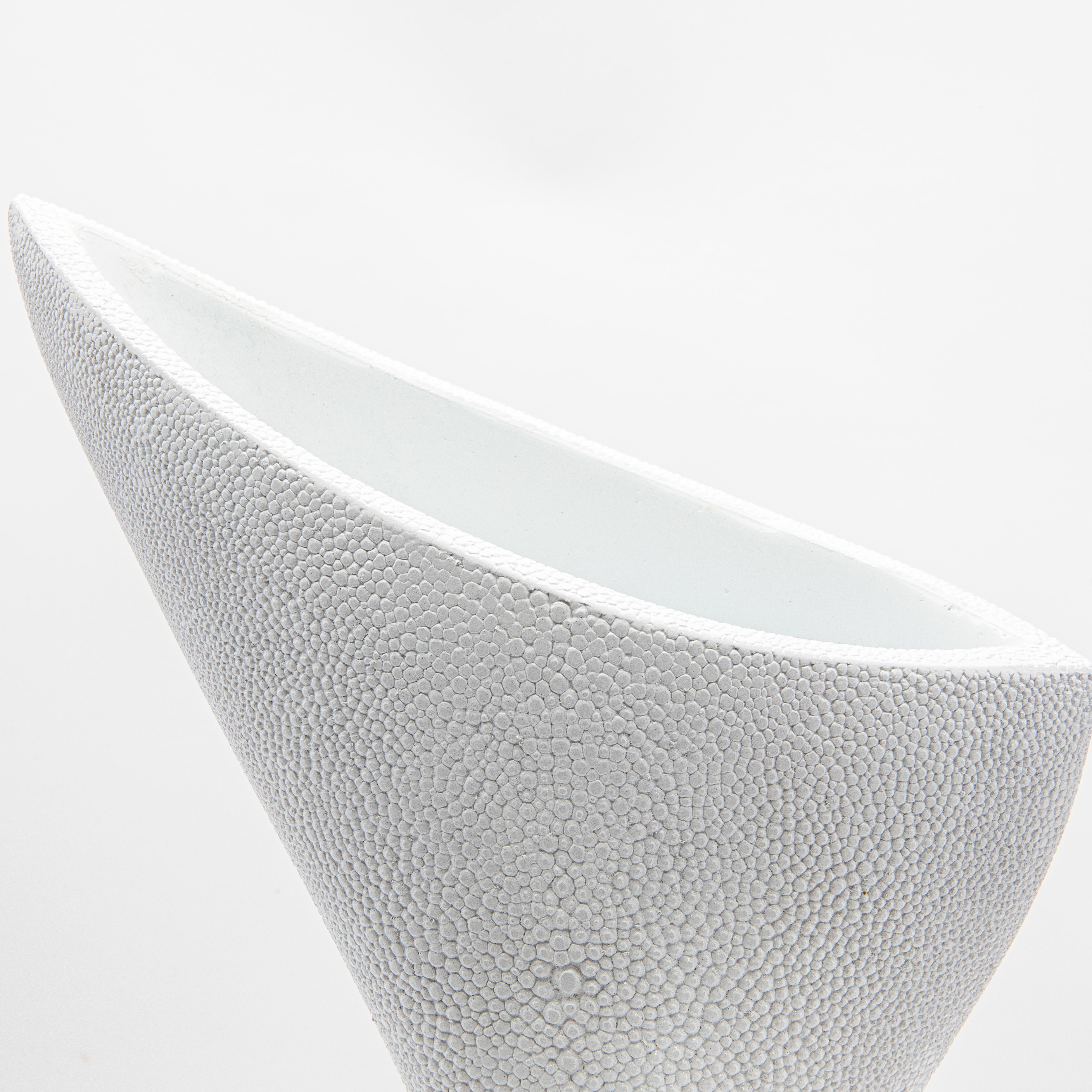 XXI secolo e contemporaneo Vaso scultoreo moderno in zigrino bianco di R&Y Augousti in vendita