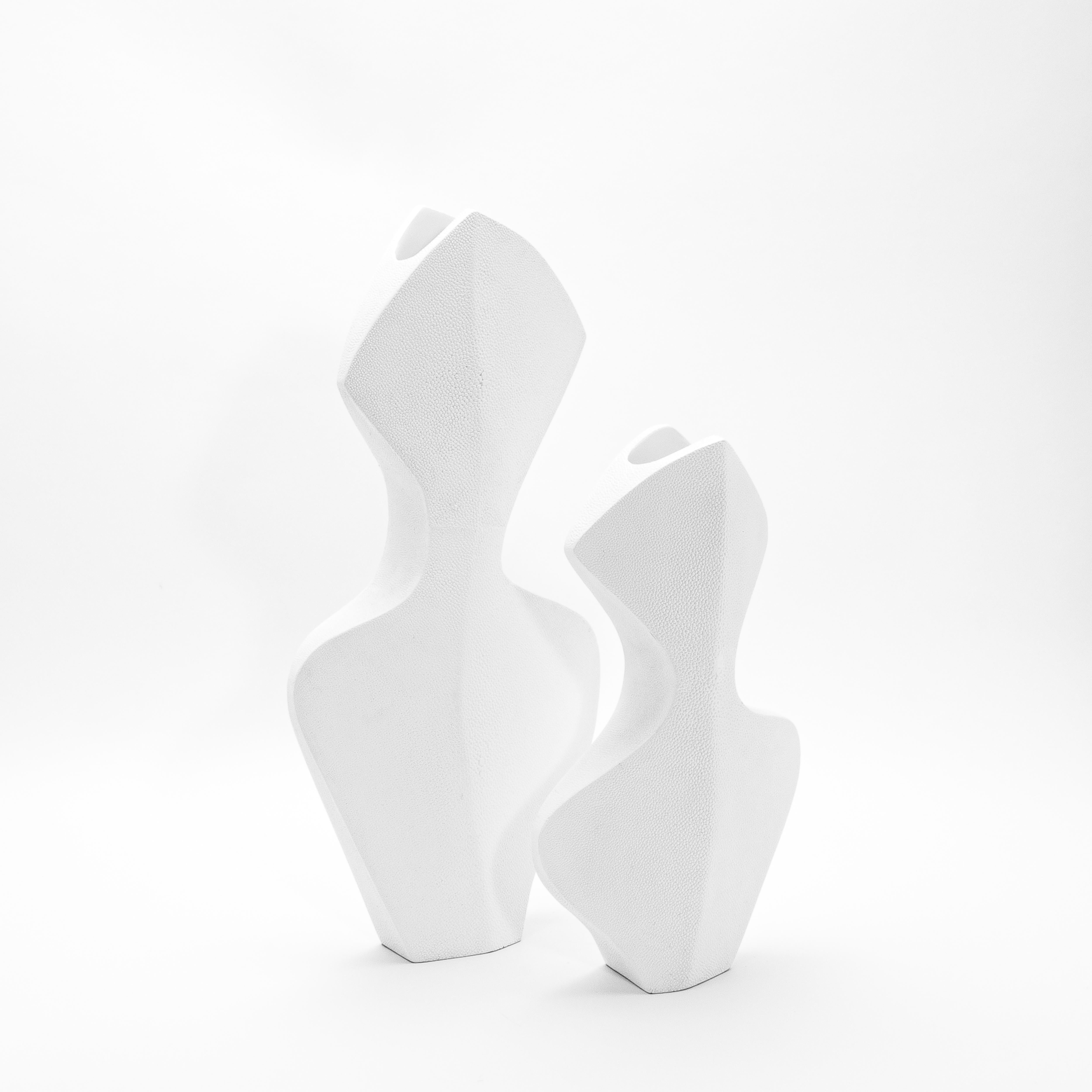 Zigrino di pastinaca Vaso scultoreo moderno in zigrino bianco di R&Y Augousti in vendita