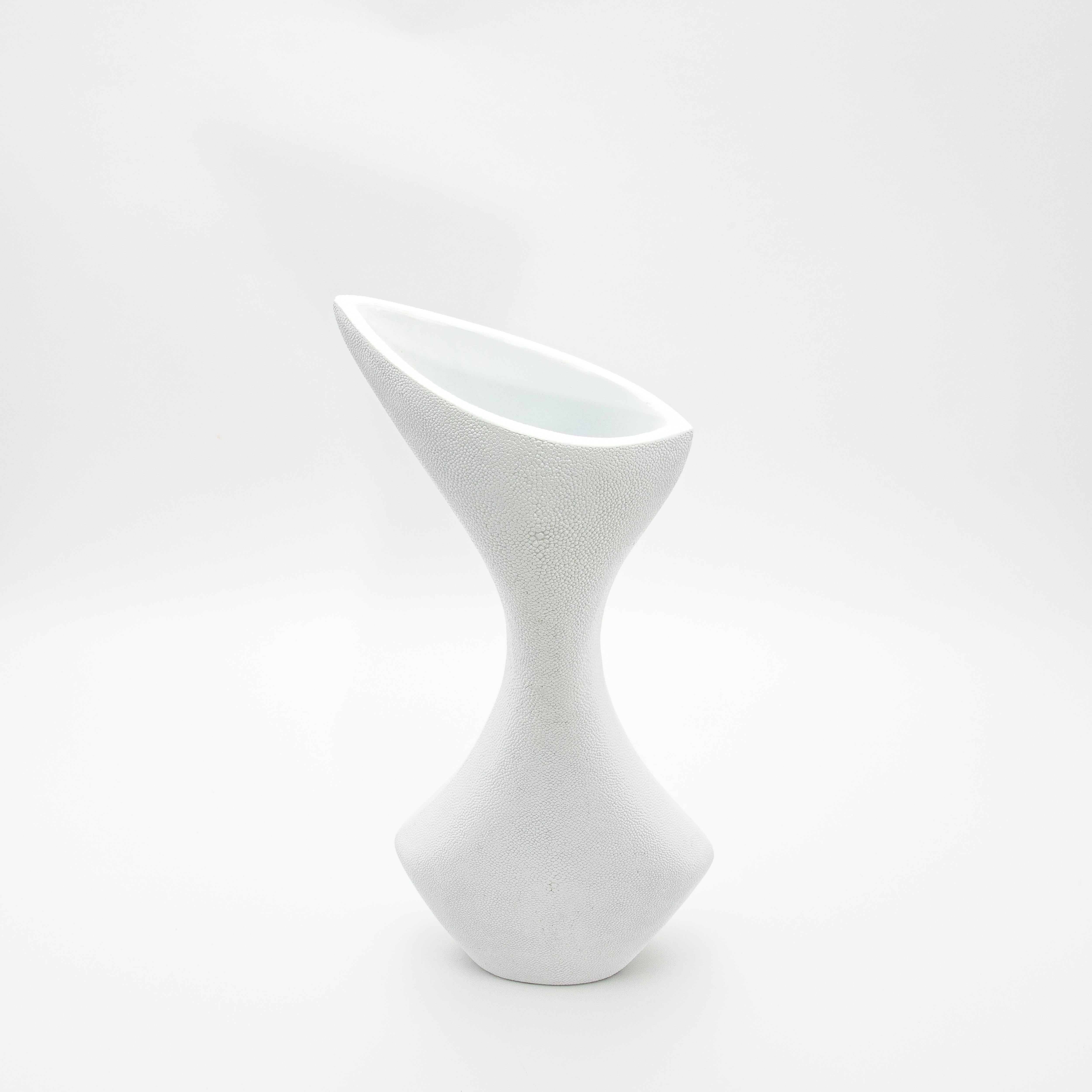 Zigrino di pastinaca Vaso scultoreo moderno in zigrino bianco di R&Y Augousti in vendita