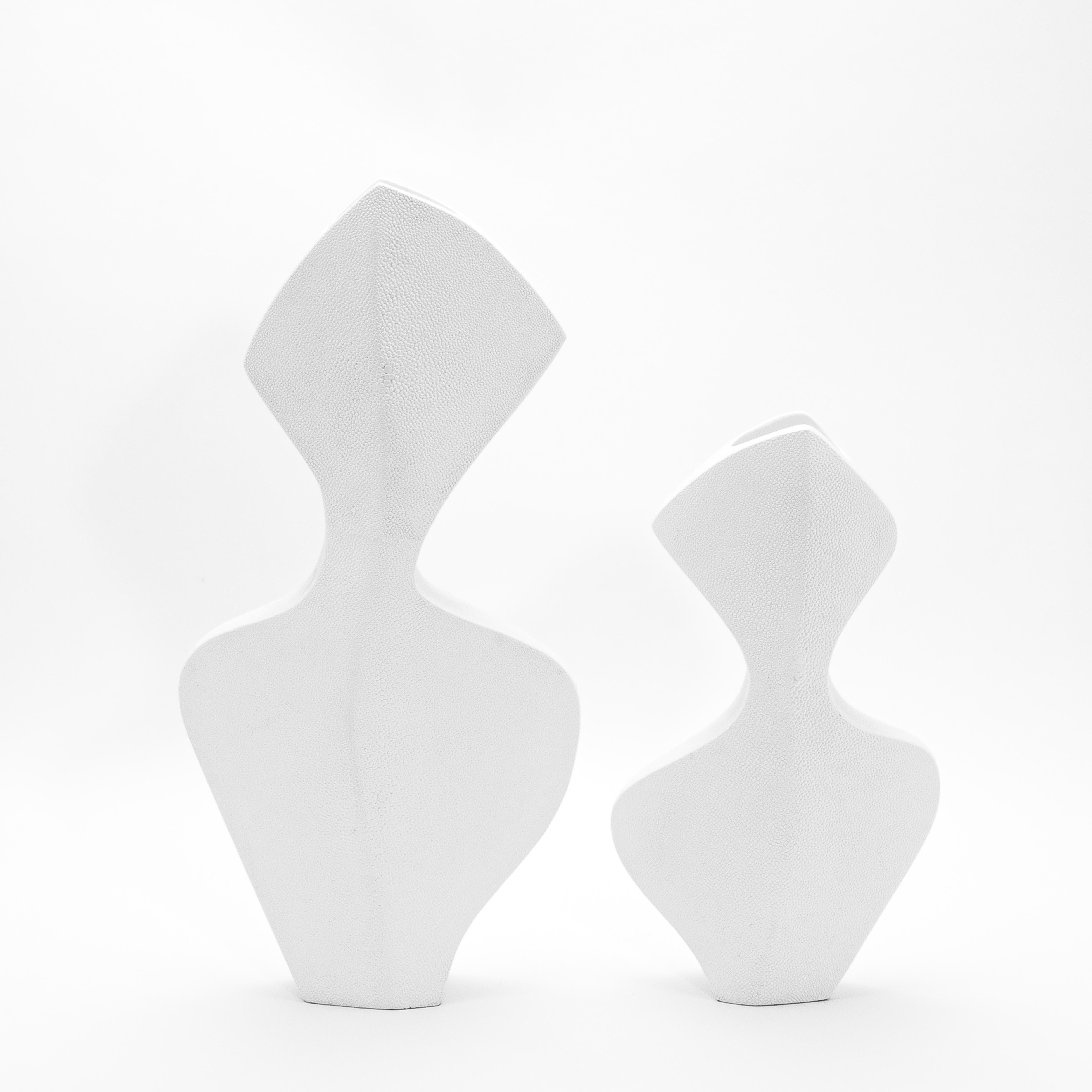 Vaso scultoreo moderno in zigrino bianco di R&Y Augousti in vendita 1