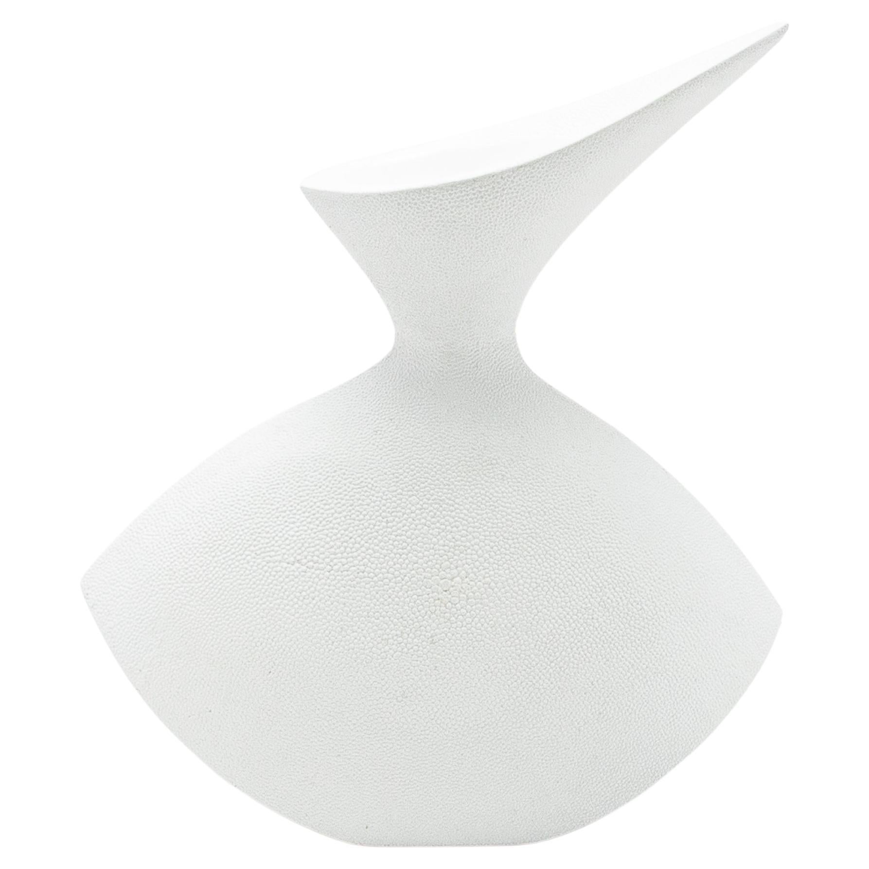Vaso scultoreo moderno in zigrino bianco di R&Y Augousti