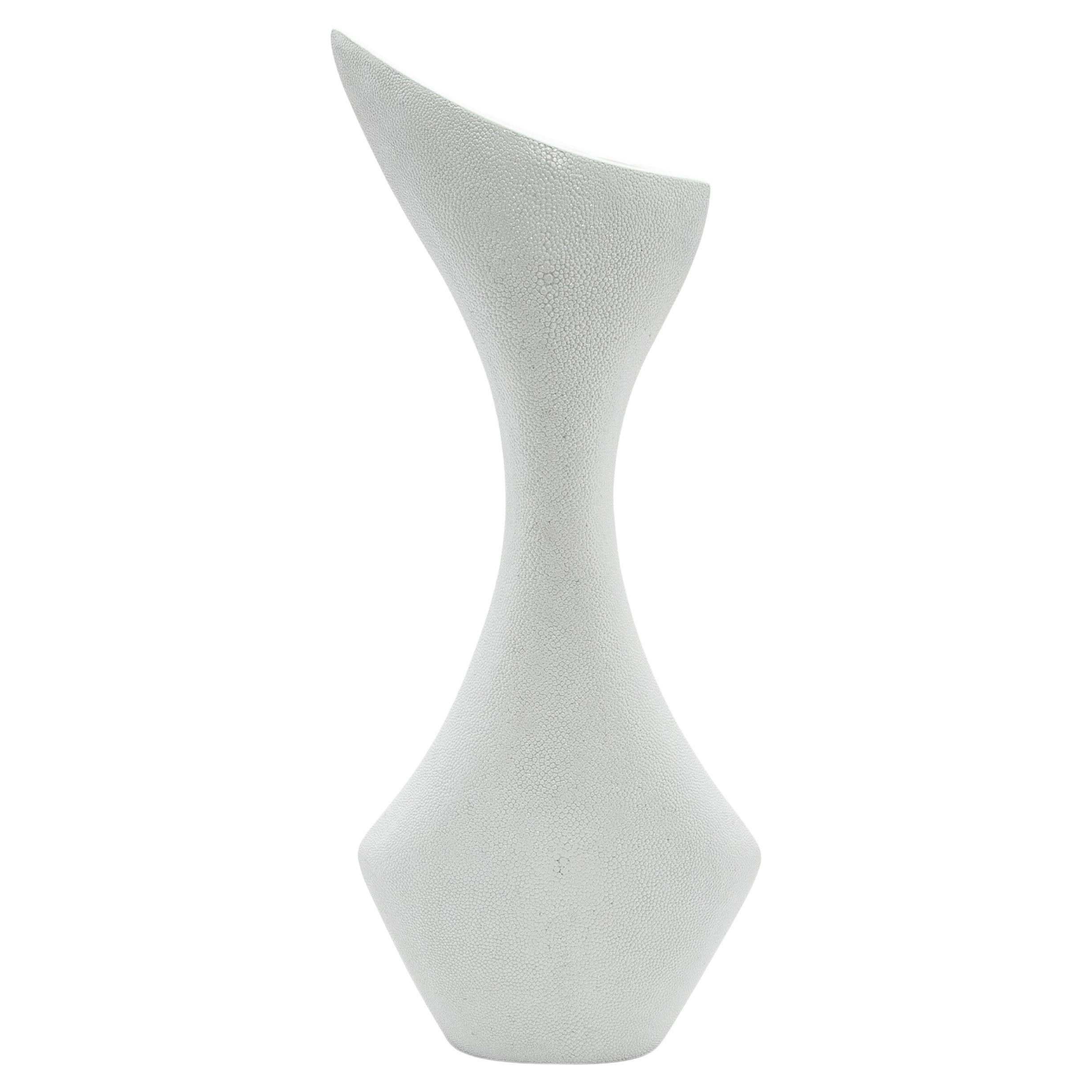 Vaso scultoreo moderno in zigrino bianco di R&Y Augousti