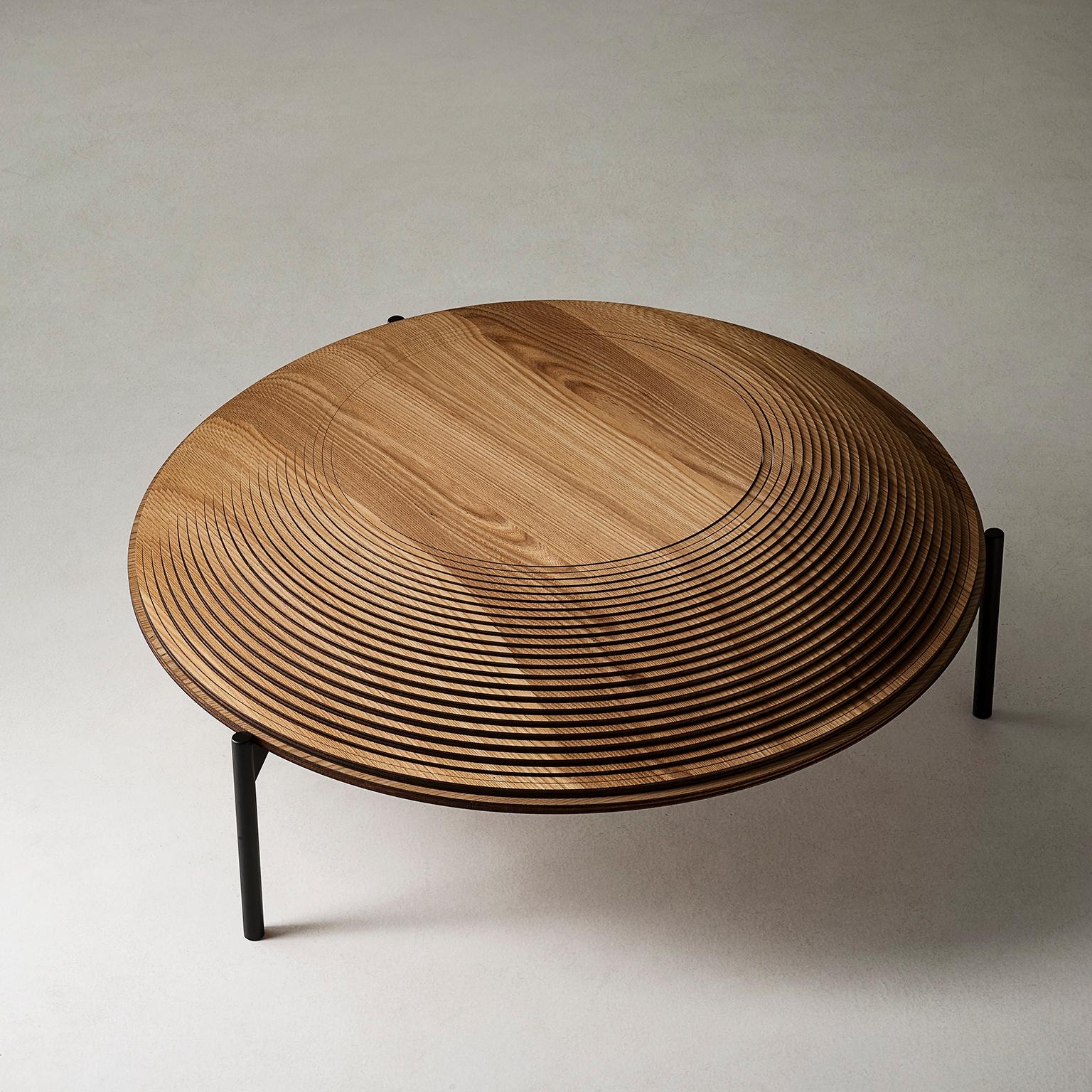 Cette magnifique table basse sculpturale ajoutera une décoration architecturale envoûtante dans un intérieur moderne tout en servant d'accent texturé dans une pièce. Fabriqué entièrement en bois selon une méthode innovante qui crée un effet