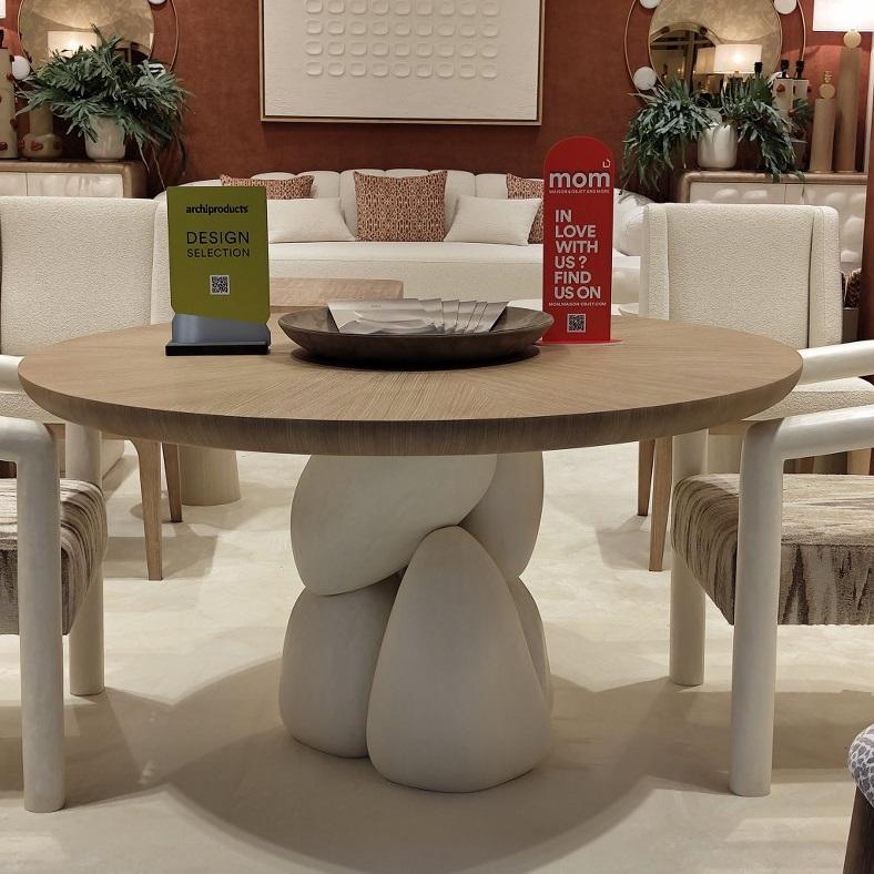 Questo magnifico tavolo da pranzo rotondo è un centrotavola accattivante, che fonde magistralmente l'eleganza naturale con un tocco artistico unico. L'ampio piano del tavolo è realizzato in legno di quercia naturale, famoso per il suo calore