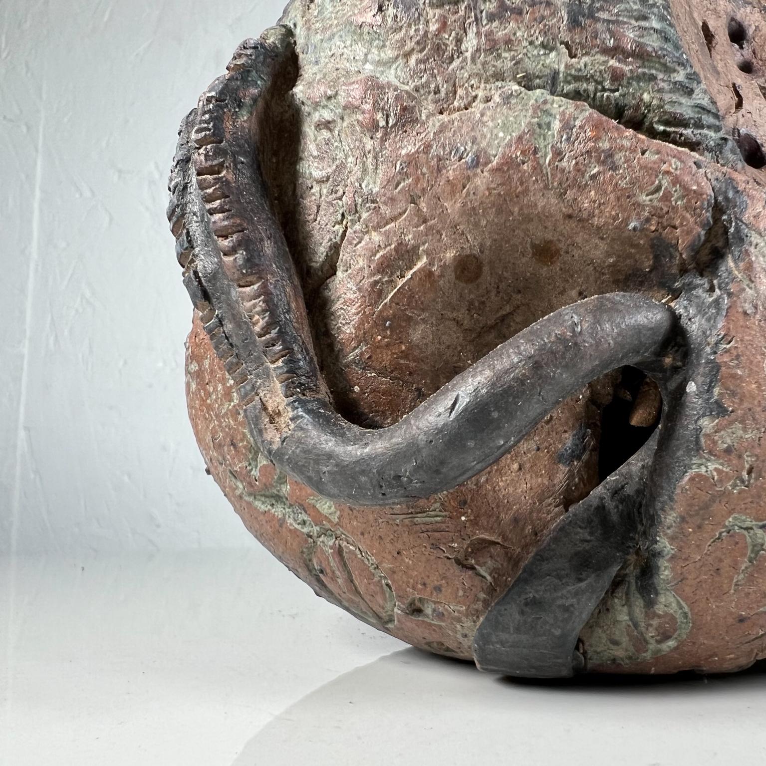 Moderne skulptural gefertigte Kunst abstrakte strukturierte Sphäre Keramik Drei im Angebot 1